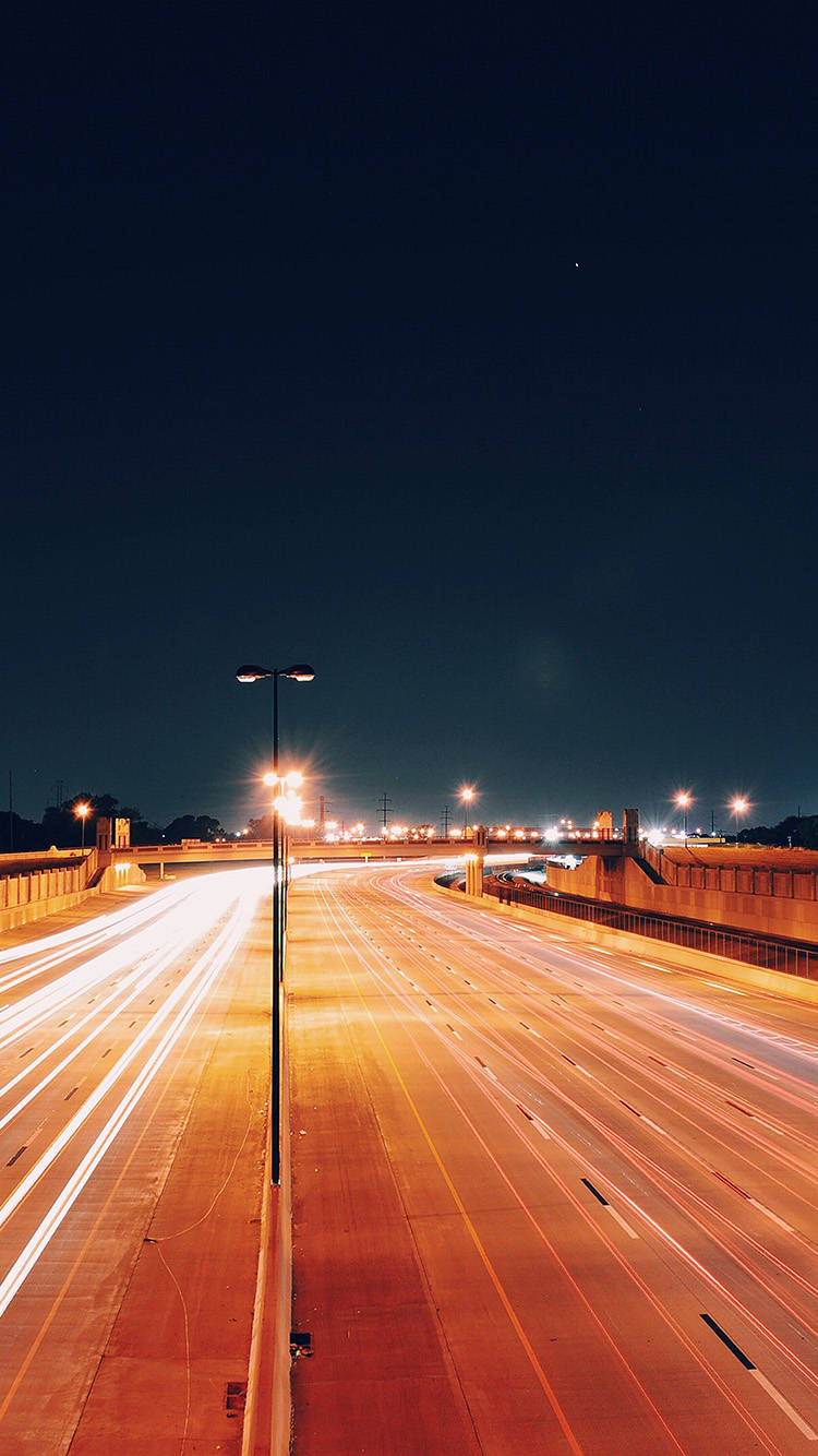 長時間曝光下汽車燈光形成條紋的夜間高速公路