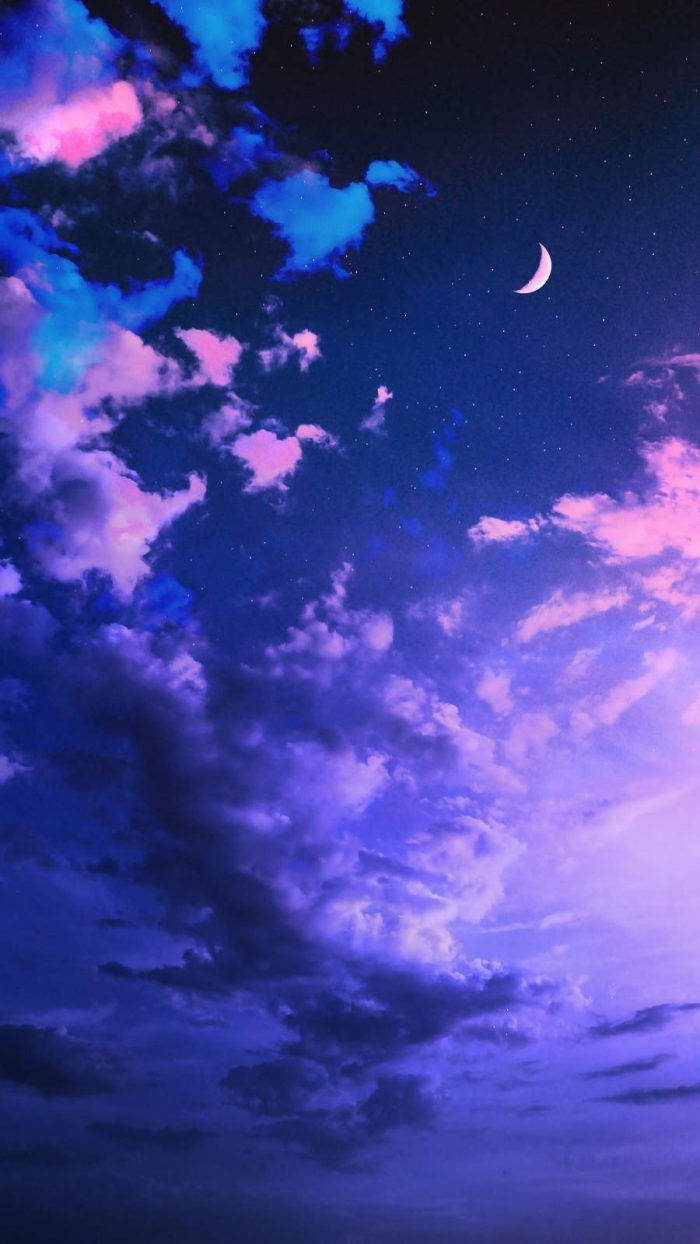 鮮豔嘅紫色同粉紅色雲喺新月同星星下飄浮，喺夢幻嘅夜空。