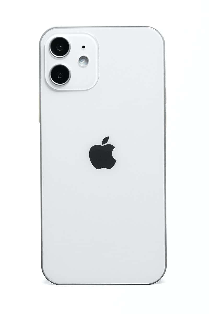 iPhone 12 屏幕上的壯麗深藍海洋風景 壁紙 — 白色背景上乾淨的白色 iPhone 12 mini 背面視圖，顯示雙鏡頭和 Apple 標誌。