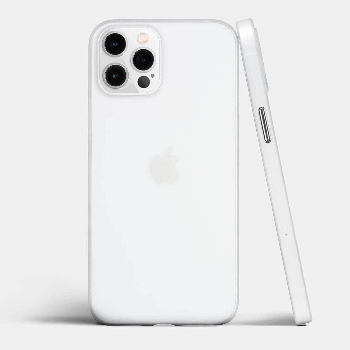 iPhone 12 的卓越設計 壁紙 — 一部時尚的白色 iPhone 13 Pro Max 配透明保護殼，從背面和側面展示，背景為簡約灰色。