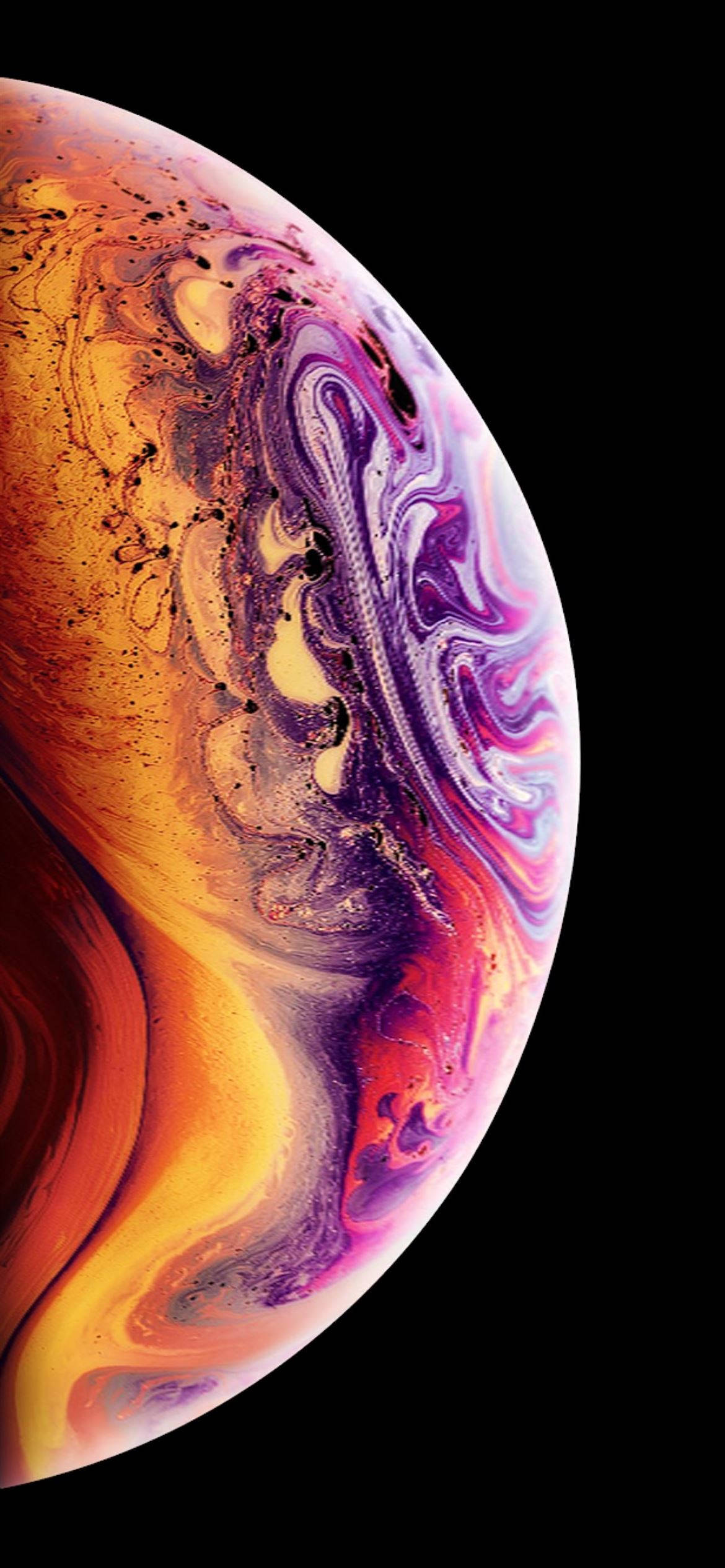 iPhone 12 行星 壁紙 — 一個旋轉的宇宙球體，帶有火熱的橙色和電光紫色色調，背景是漆黑的虛空。