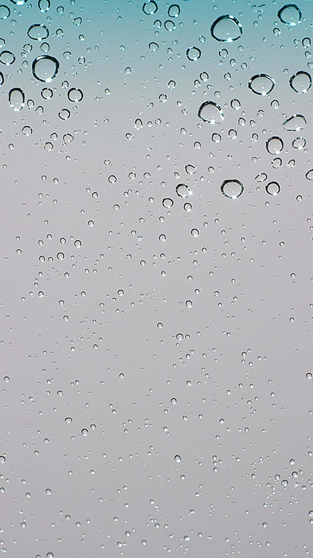 玻璃上雨滴的特寫，帶有藍天倒影