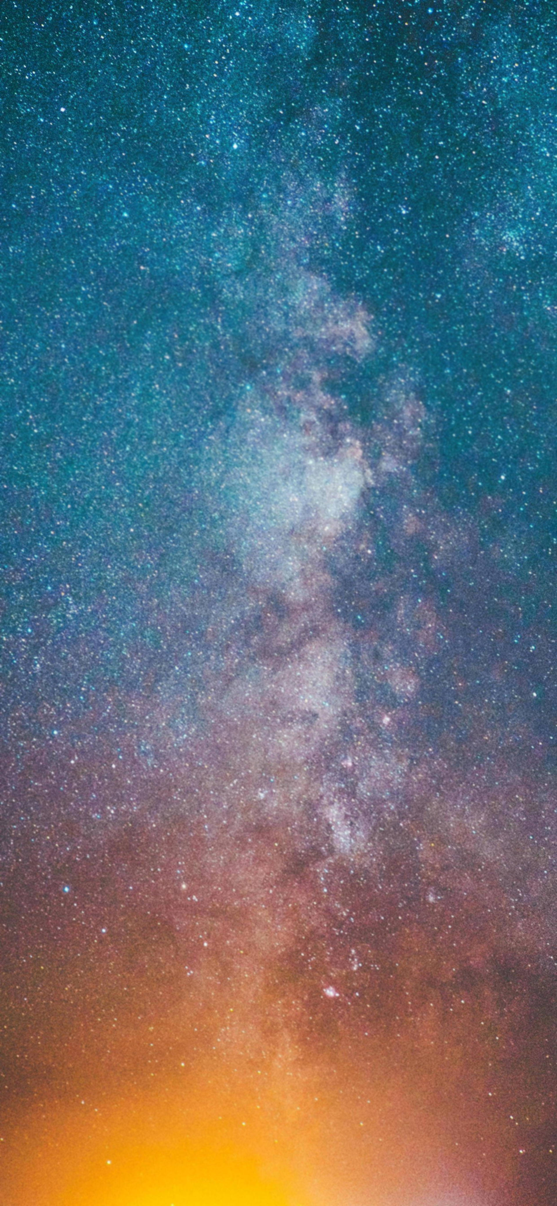 iPhone 13 Pro Max 星系 壁紙 — 令人嘆為觀止的銀河系景觀，宇宙塵埃和星星在從青綠色到橙色的漸變天空中閃耀。