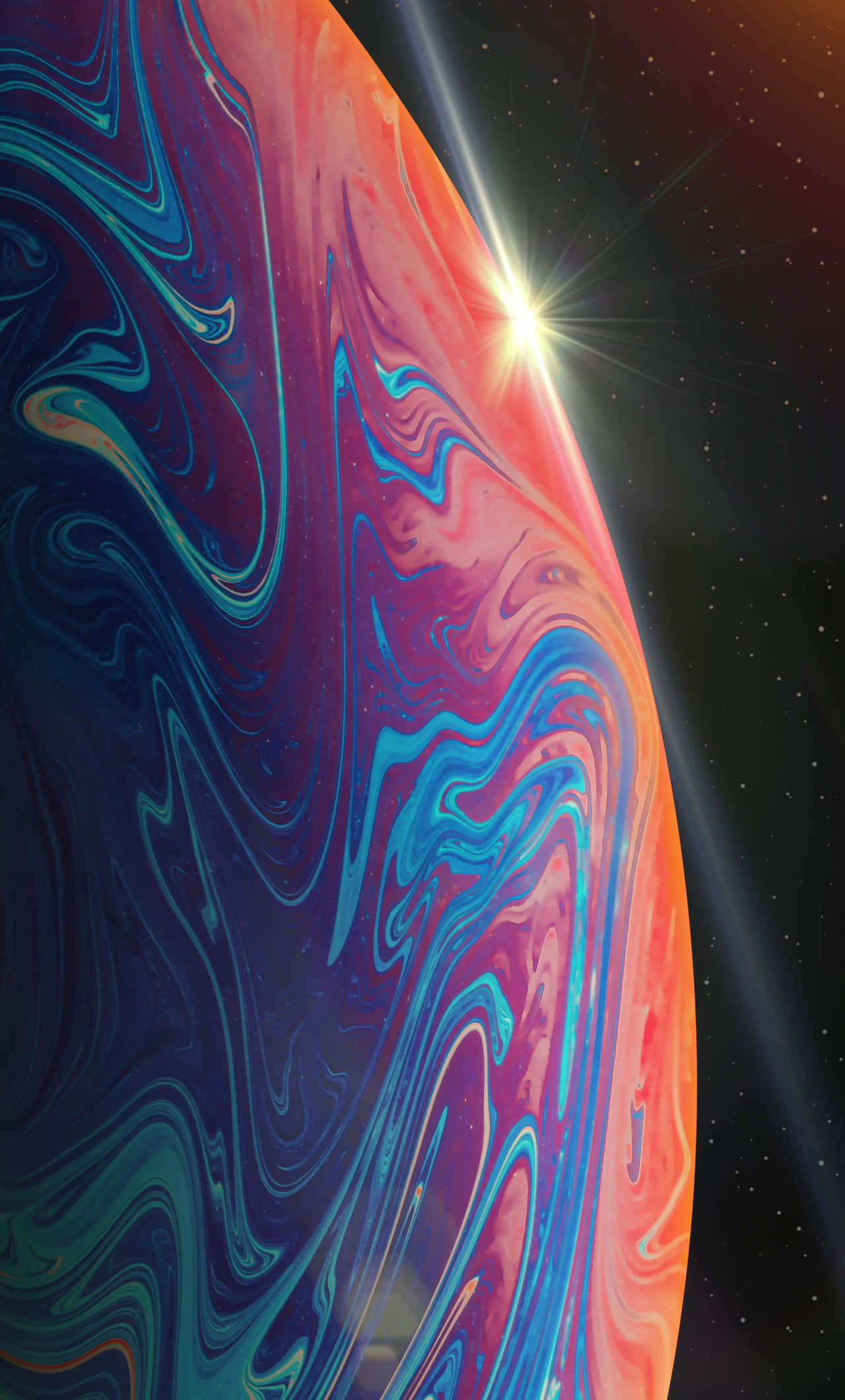 iPhone 13 的驚豔設計 壁紙 — 一顆充滿活力的旋轉行星，帶有紅色、橙色和藍綠色色調，在繁星點點的黑色天空中，在一顆閃耀的星星下發光。
