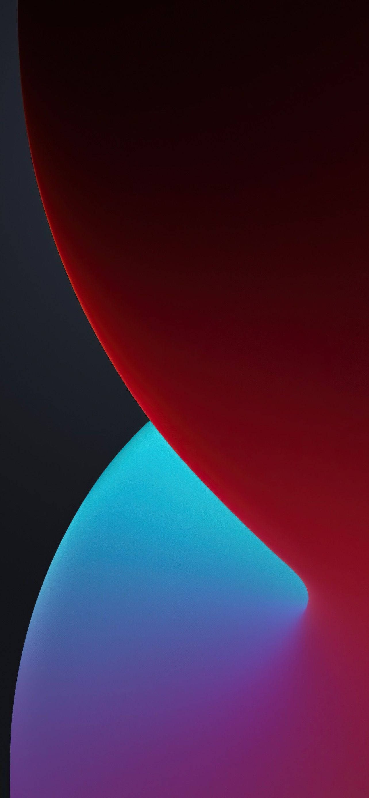 iPhone 14 暗夜紅色 壁紙 — 在深色背景上，紅色和藍色漸變漩渦形成的鮮豔抽象曲線。