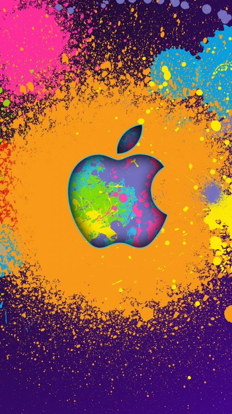 彩色潑墨蘋果標誌 iPhone 壁紙 — 鮮豔的油漆飛濺在橙色和紫色漸變背景中央的彩色Apple標誌周圍爆炸。