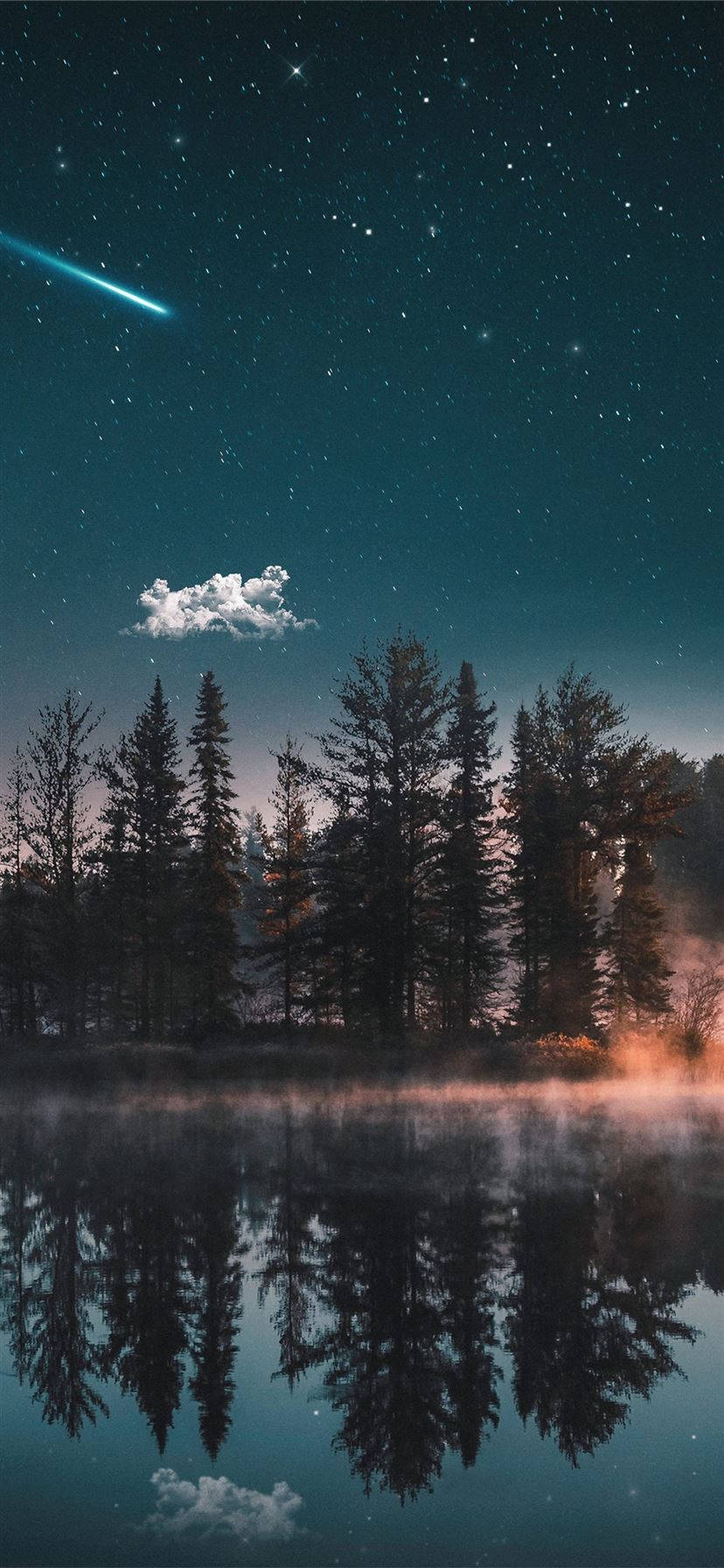 夢幻湖 iPhone 2021 壁紙 — 寧靜的夜景，星空璀璨，一顆閃爍的彗星劃過霧氣瀰漫的森林，倒映在平靜的水面上。