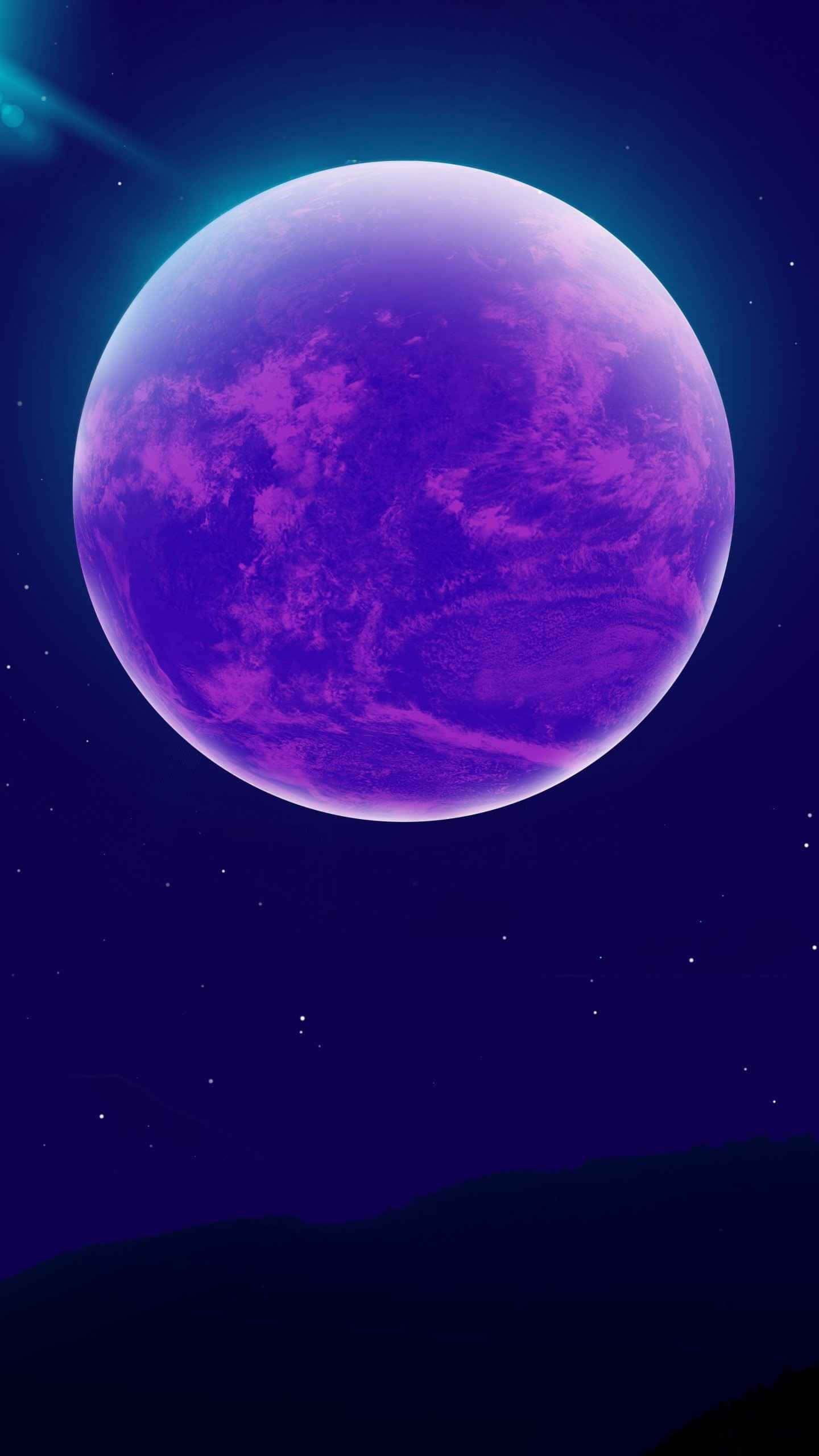 紫月 iPhone 壁紙 — 一顆發光的紫色行星，帶有旋轉的雲層，主宰著黑暗輪廓山丘上方的星空夜空。