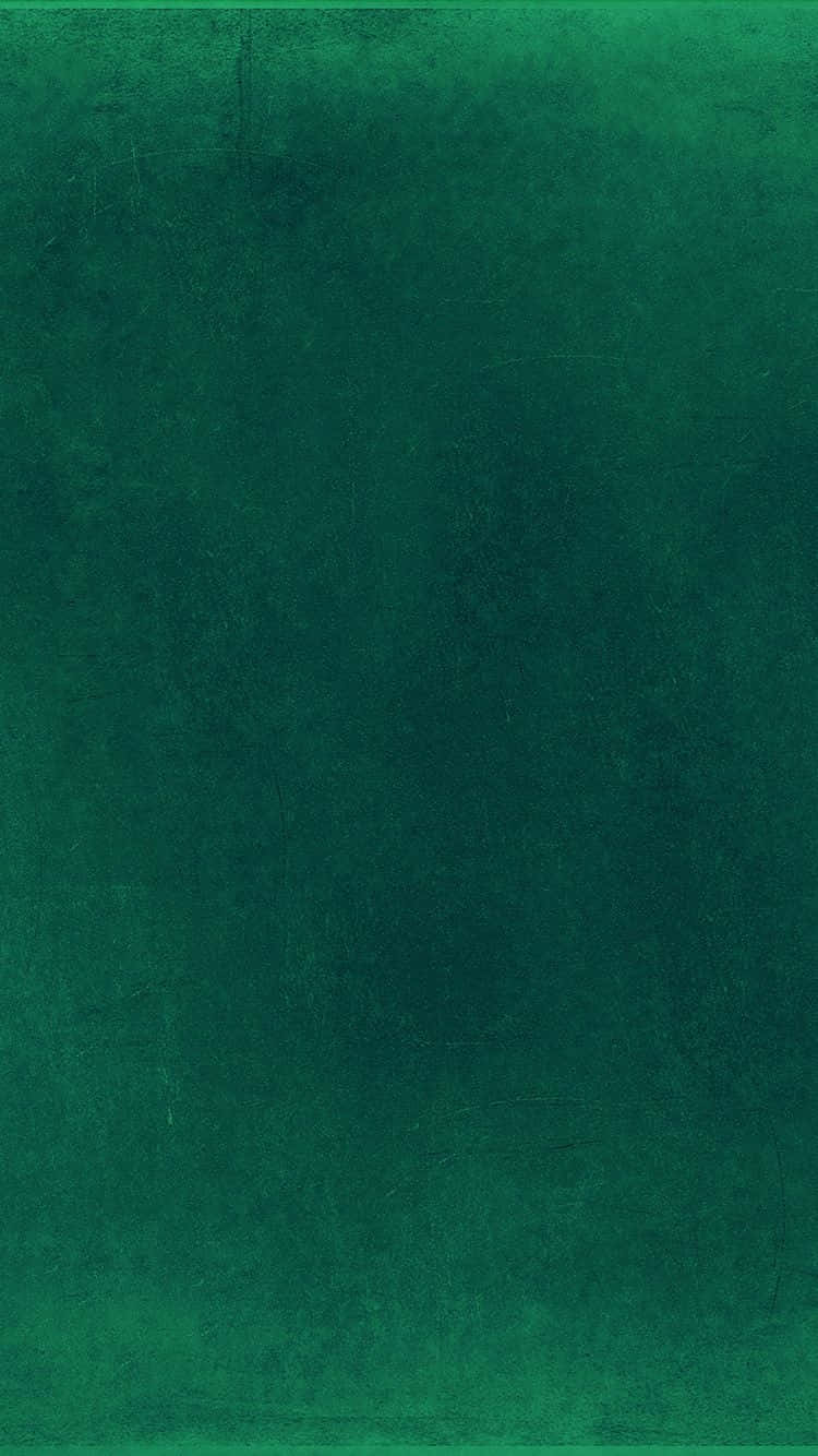 深綠 iPhone 最簡風格海報 壁紙 — 帶有微妙漸變和微弱劃痕的紋理深綠色抽象背景。