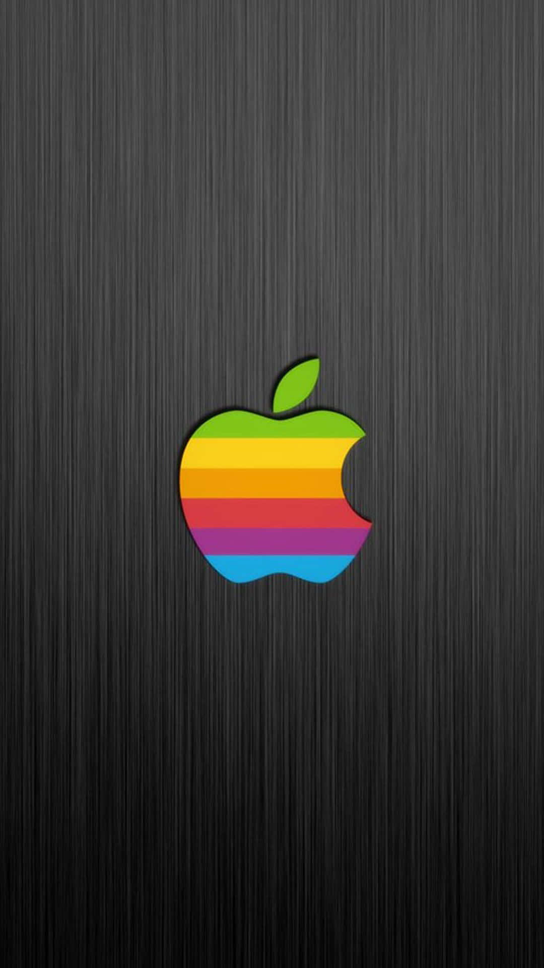 iPhone 6 Plus 苹果標誌彩虹色 壁紙 — 一個鮮豔的彩虹條紋Apple標誌，居中在深色拉絲金屬背景上。