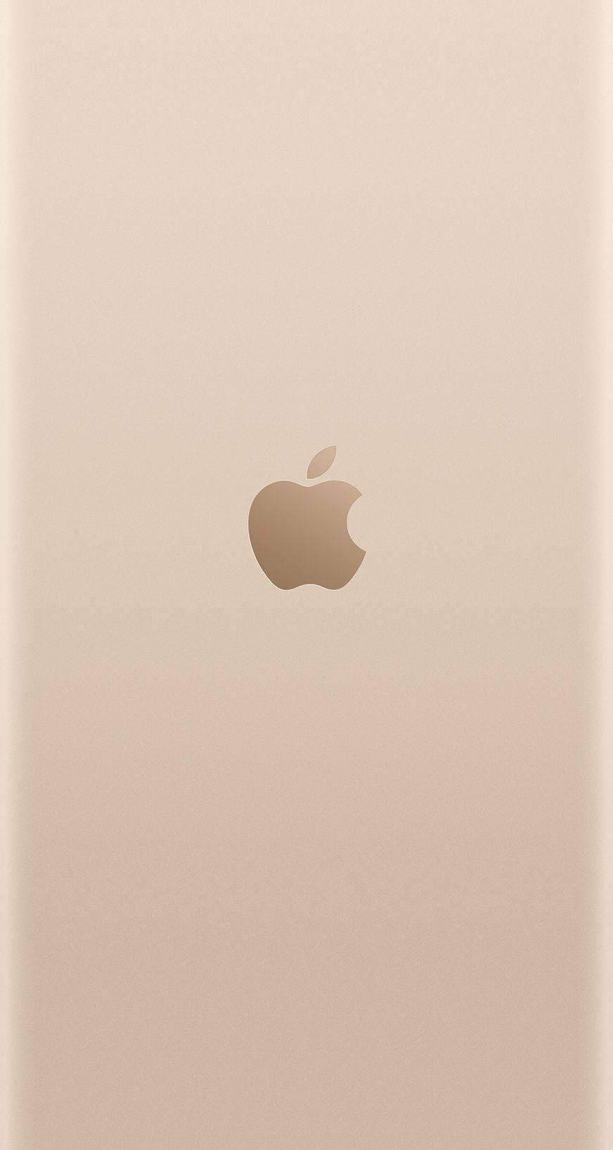 蘋果 iPhone 6s 金色影像 壁紙 — 簡約金色iPhone背面，中央帶有Apple標誌，置於光滑金屬表面。