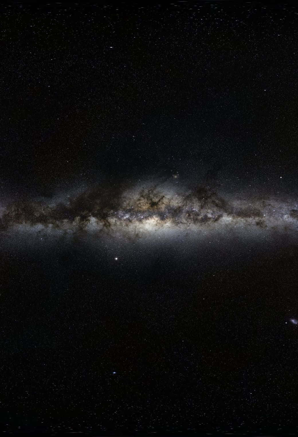 星雲 iPhone 7 Plus 生動壁紙 壁紙 — 令人嘆為觀止的銀河系景觀，橫跨佈滿星星的夜空，帶有發光的星雲和宇宙塵埃。