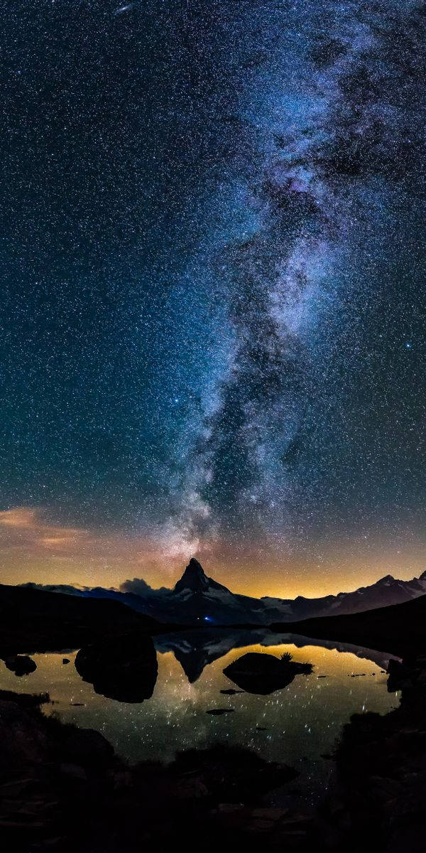 夜晚在山湖中倒映的銀河系。