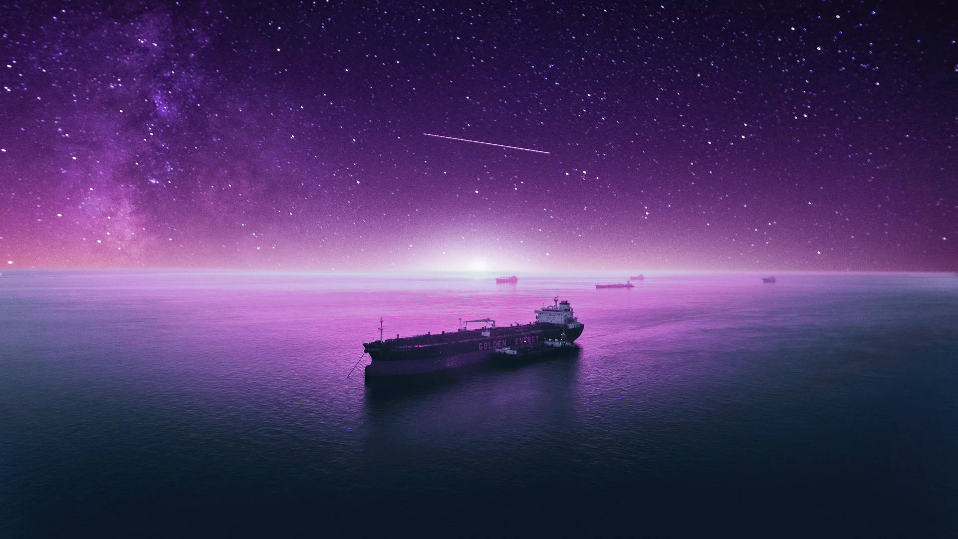 一艘油輪在紫色星空下平靜的水面上漂浮。
