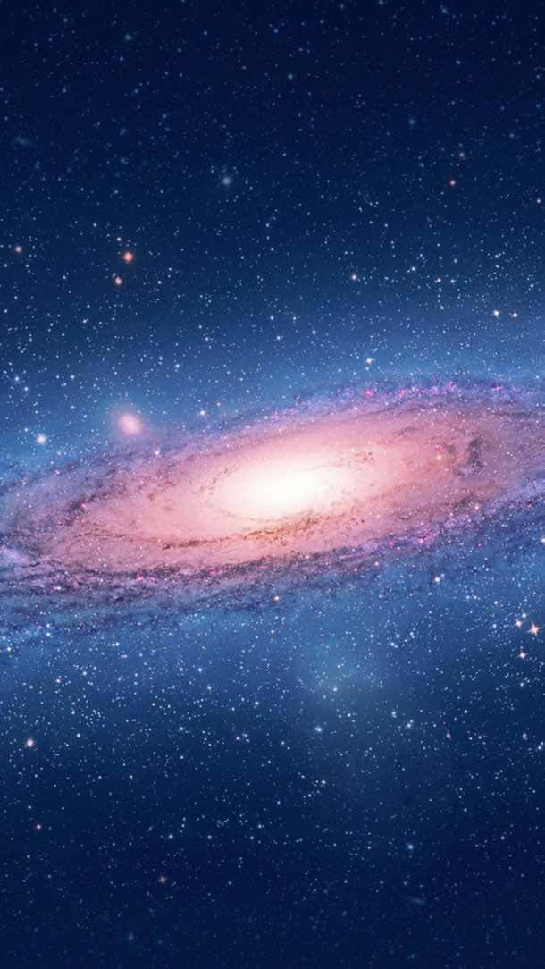 一個螺旋星系，帶有粉紅色和白色的旋臂，在佈滿星星的藍色天空中閃耀。
