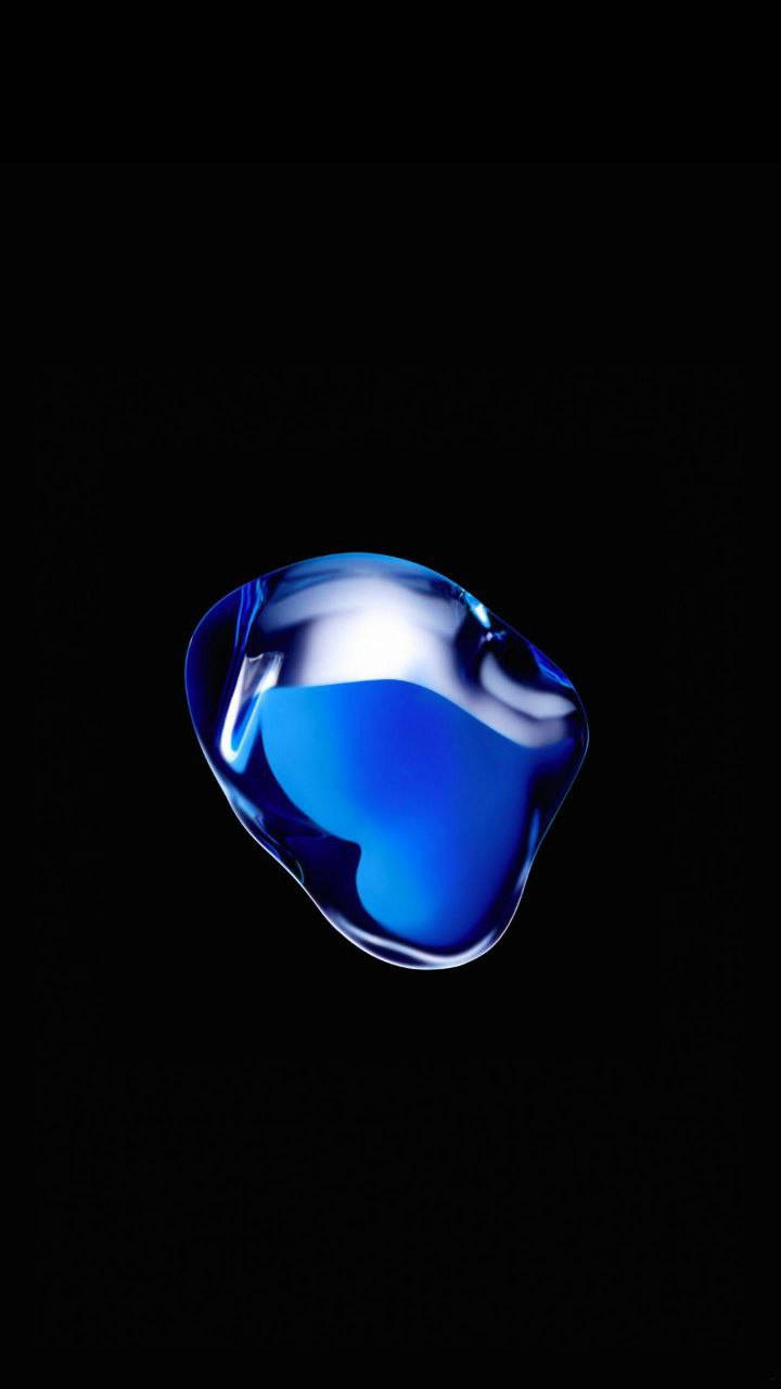 閃亮藍寶石原創 iPhone 7 壁紙 — 一顆發光的藍色玻璃水滴漂浮在純黑虛空中，反射出帶有虹彩高光的光線。
