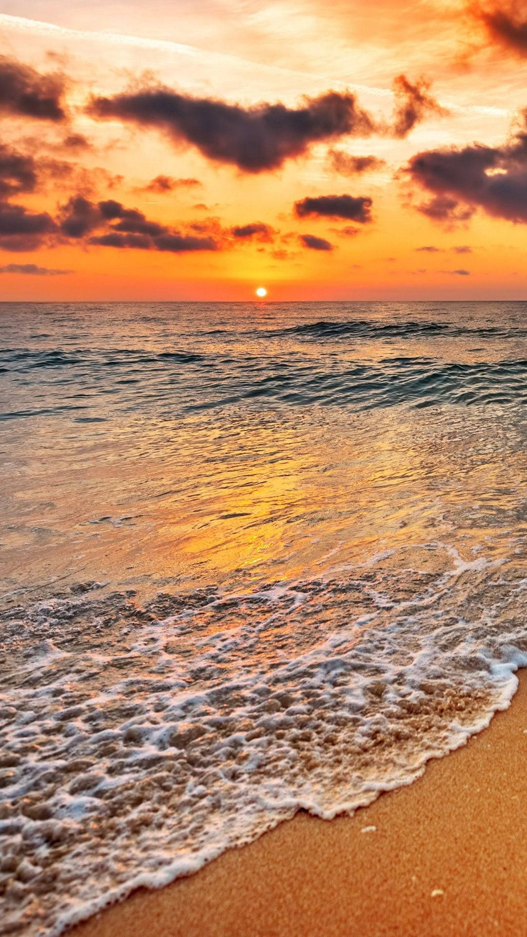 夕陽下的海洋，海浪沖刷沙灘