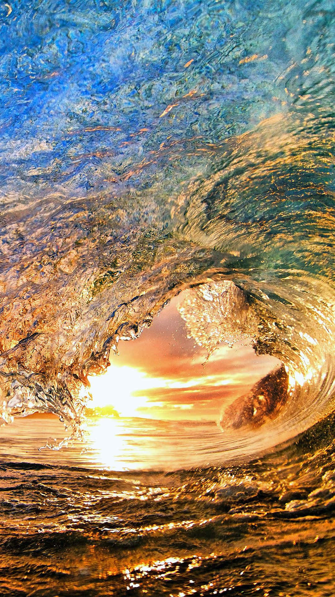日出海洋波浪 iPhone 壁紙 — 巨大的海浪捲曲成隧道，露出背後閃耀的日落。