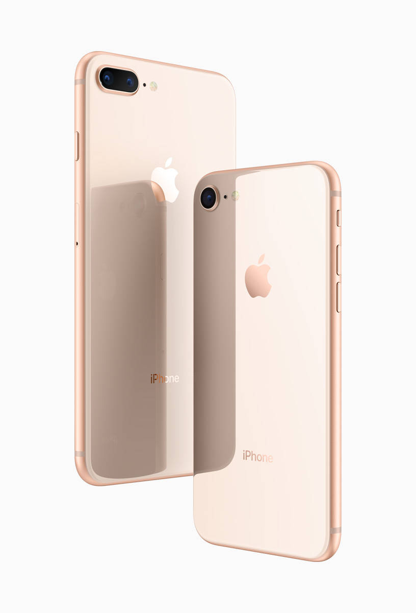 iPhone 8 玫瑰金 壁紙 — 兩部玫瑰金色iPhone傾斜放在純白背景上，展示其光滑玻璃背板和相機設置。