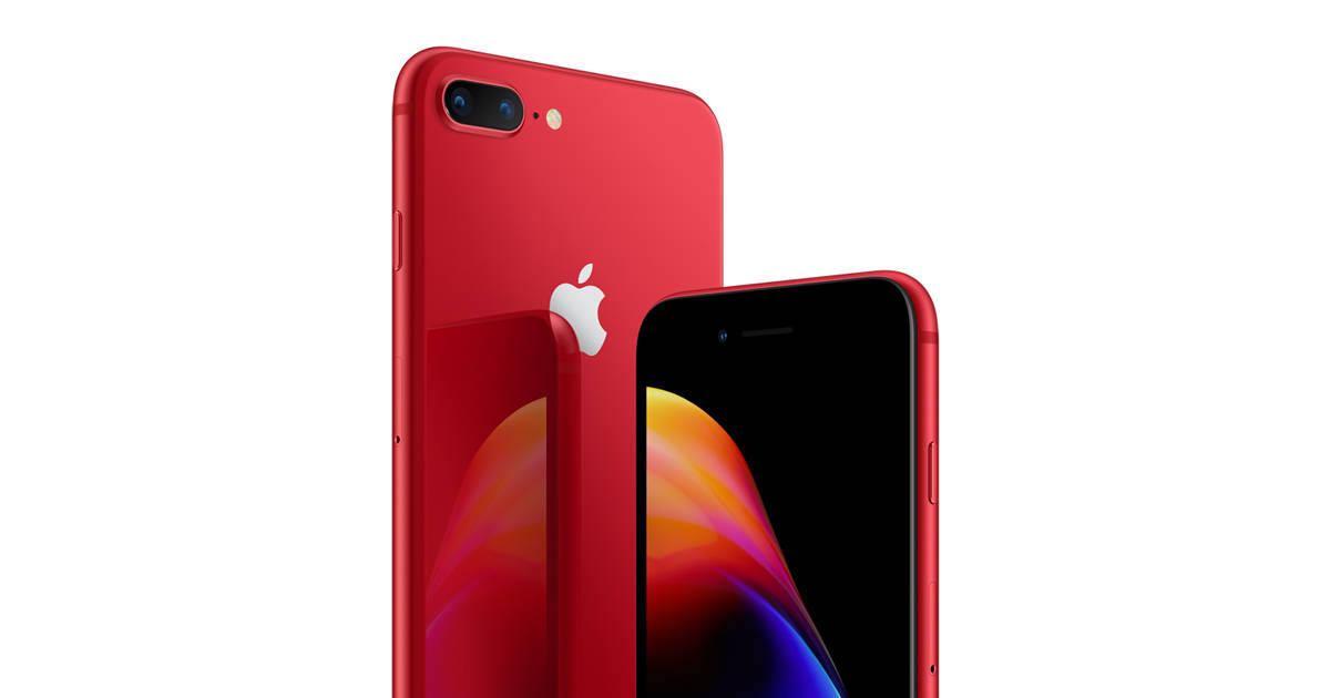紅色 iPhone 8 Plus 手機從背面和正面展示在白色背景上。