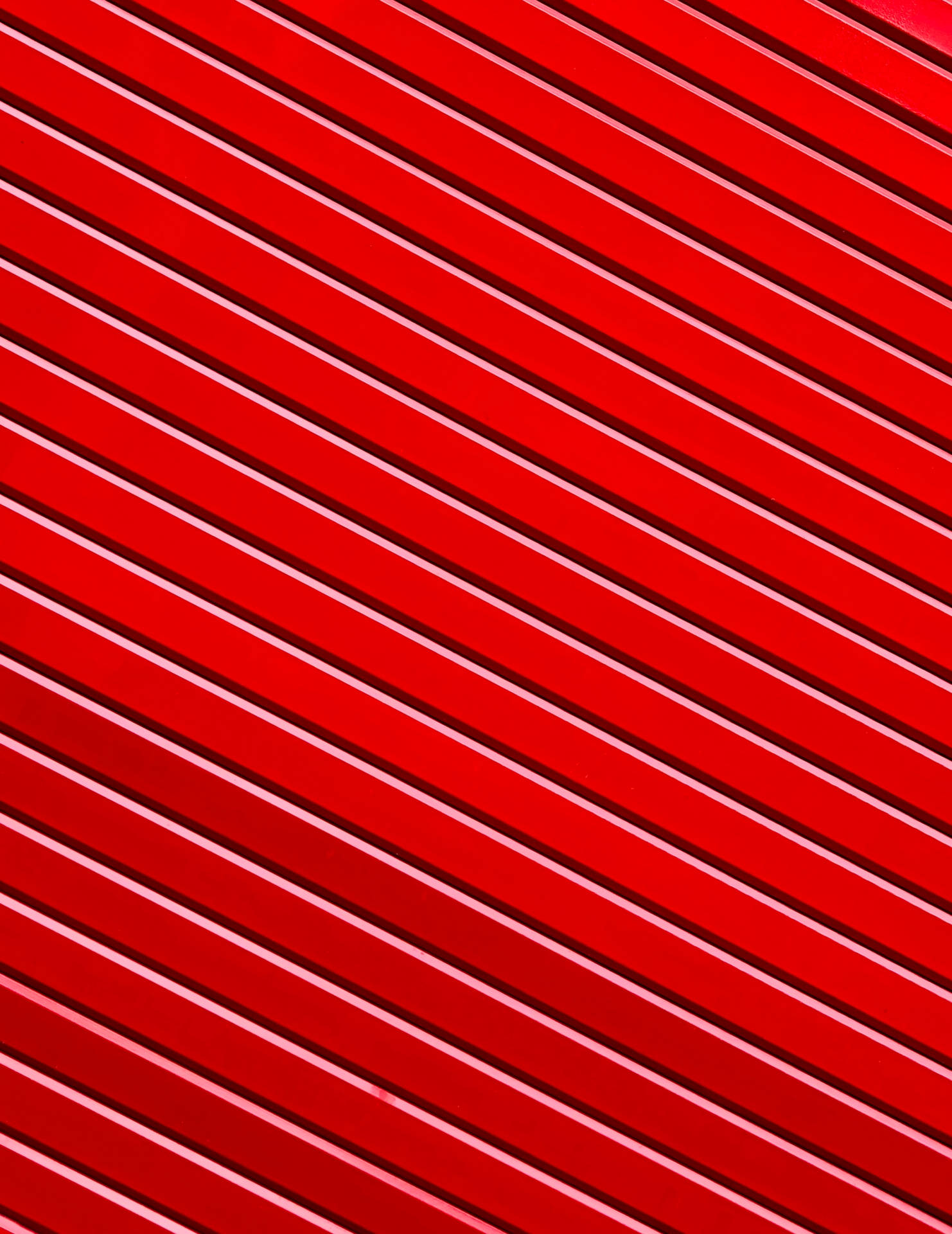 iPhone 8 紅色線條設計 壁紙 — 充滿活力的紅色對角線條，帶有微妙的白色亮點，營造出大膽的幾何圖案。
