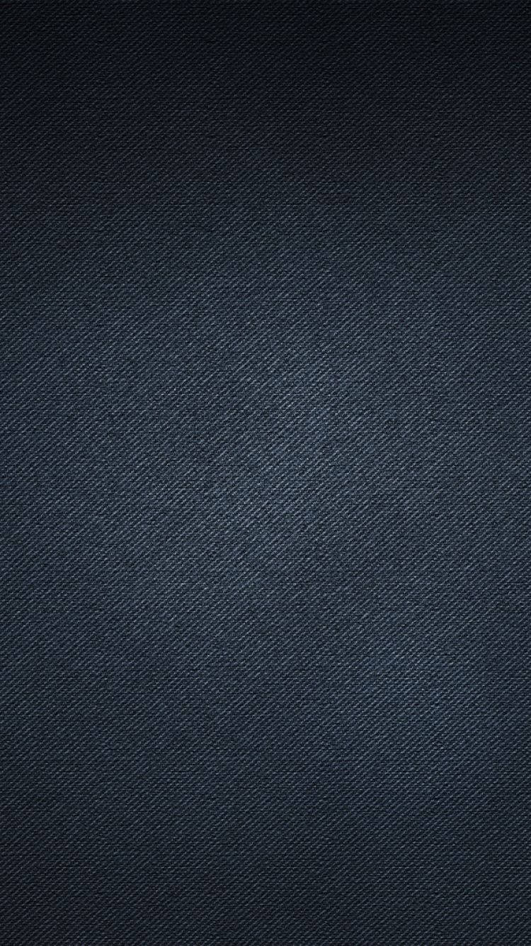 簡約質感黑色皮革iPhone 壁紙 — 深色紋理牛仔布料的特寫，帶有微妙的斜紋編織圖案和柔和漸變燈光。