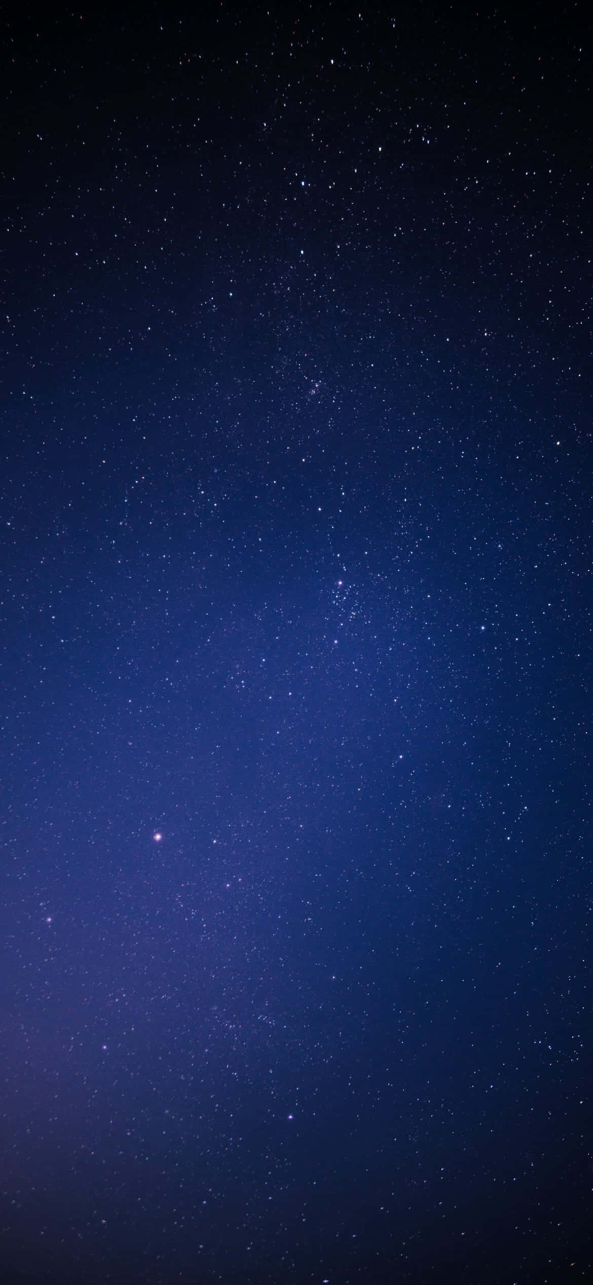 以時尚黑藍iPhone保持潮流 壁紙 — 深邃的藍色夜空，充滿無數閃爍的星星和微弱的銀河光芒。