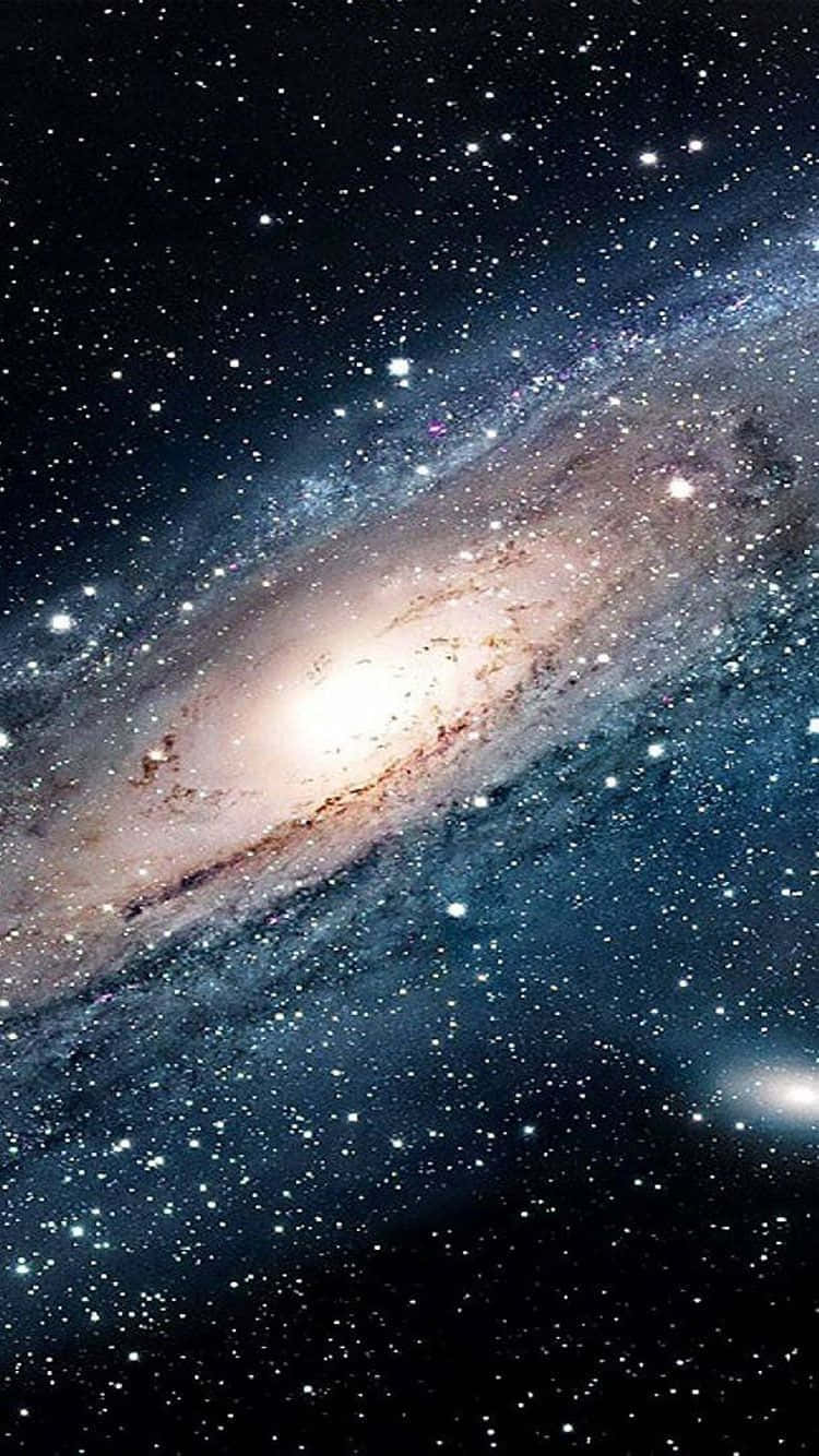 宇宙 iPhone 安德羅梅達星系 壁紙 — 一個令人嘆為觀止的螺旋星系，在深邃的宇宙黑色天空中閃耀著數十億顆恆星。