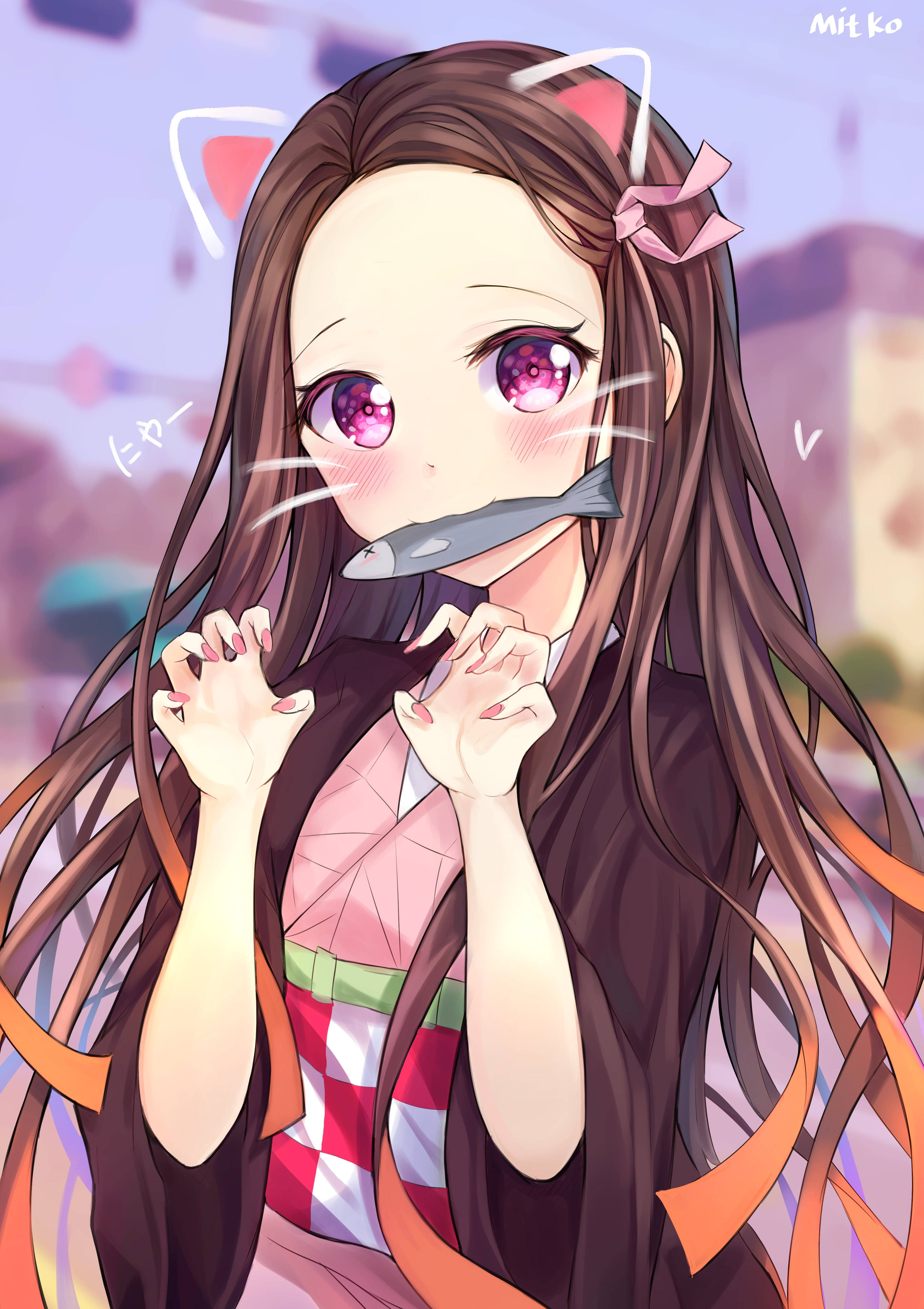 鬼滅之刃 神樂可愛動漫少女 iPhone 壁紙 — 動漫女孩戴著貓耳，嘴裡叼著魚，在模糊的城市背景下頑皮地微笑。