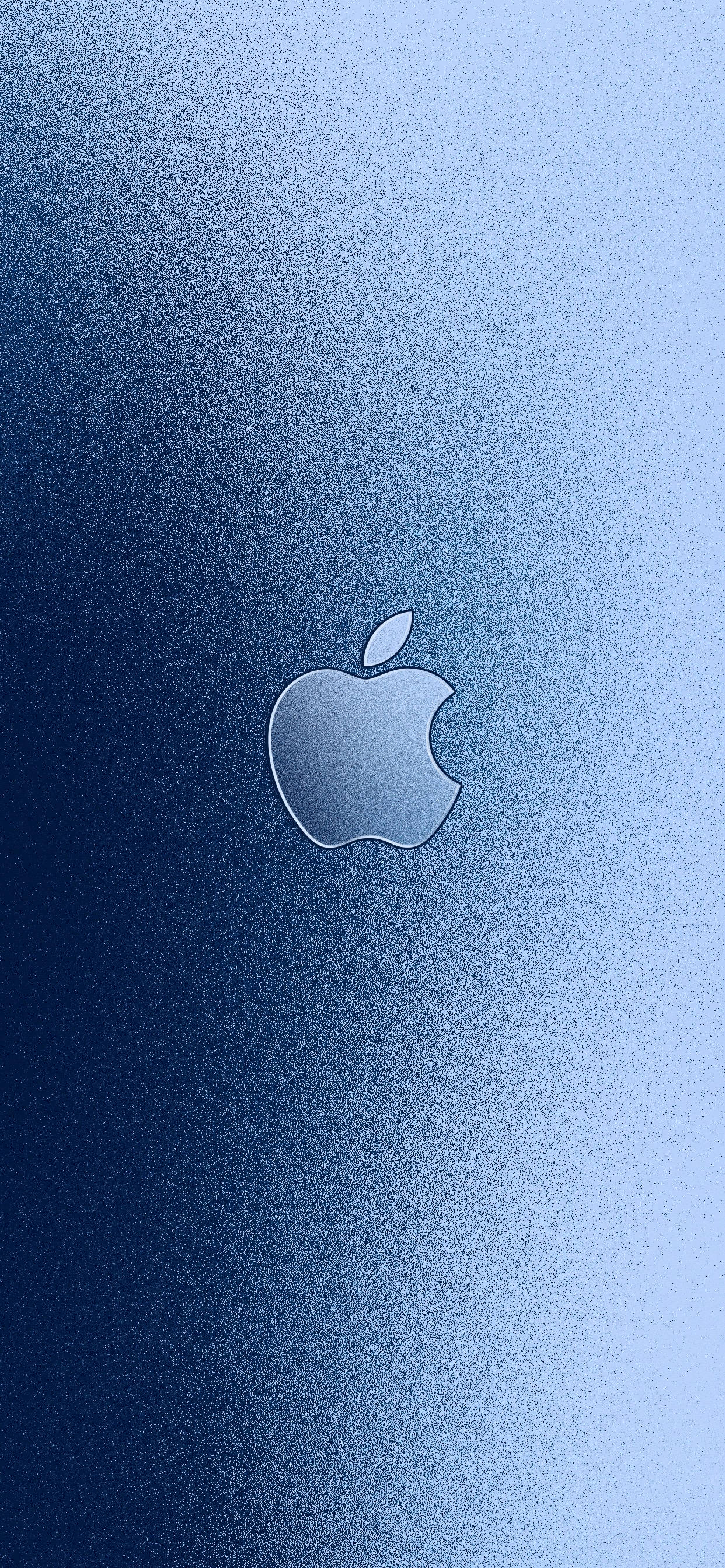 iPhone Apple 藍色漸層 壁紙 — 一個極簡的Apple標誌，居中放置在帶有柔和照明的漸變藍色紋理背景上。
