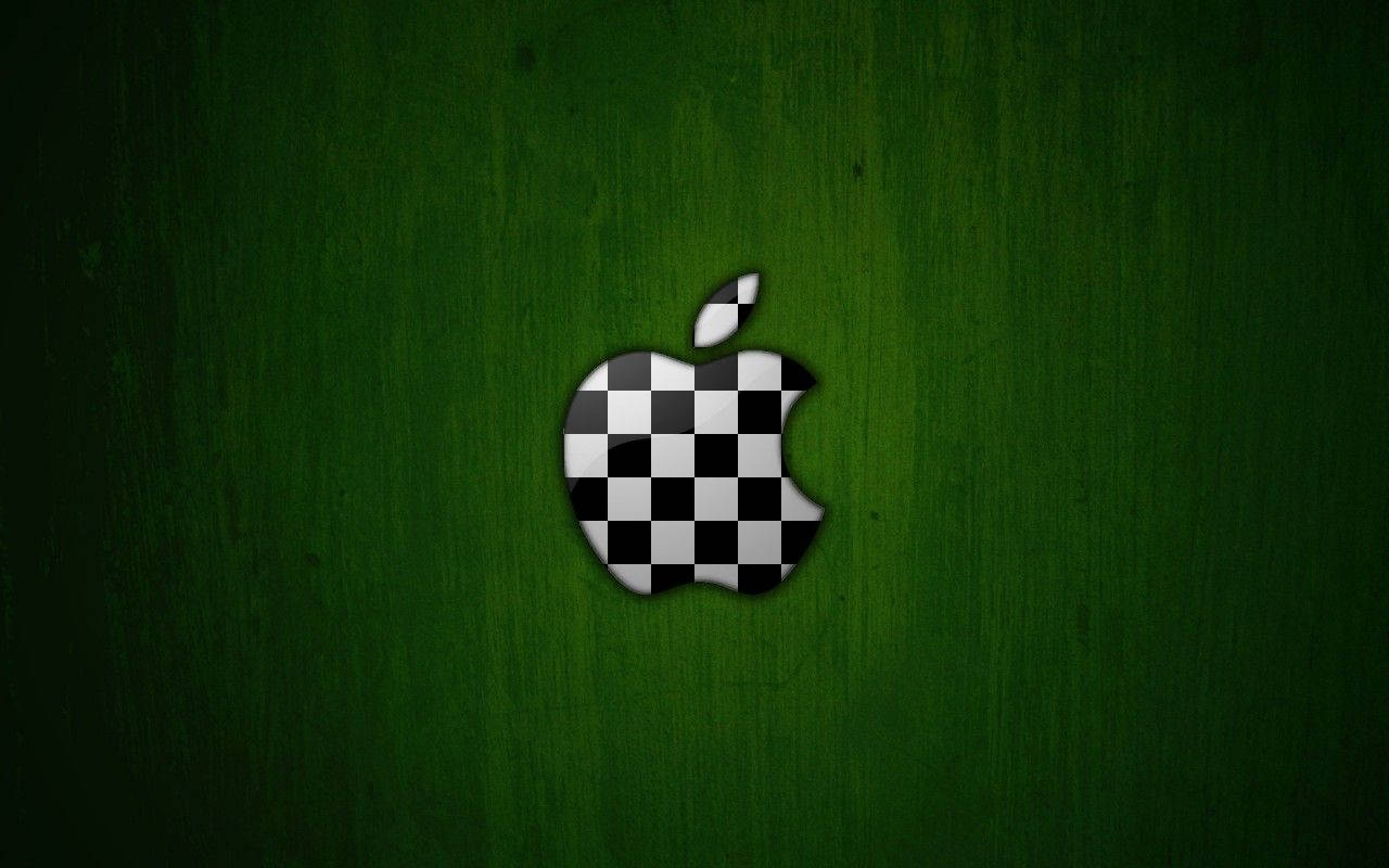 深綠色紋理背景上的黑白格仔Apple標誌