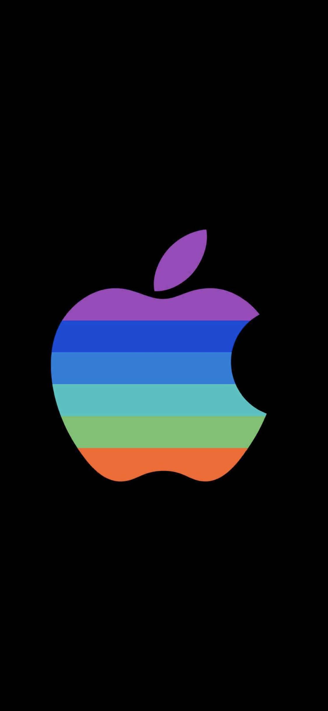 iPhone Apple Logo 簡約條紋色調 壁紙 — 一個充滿活力的彩虹條紋蘋果標誌，居中在純黑色背景上。