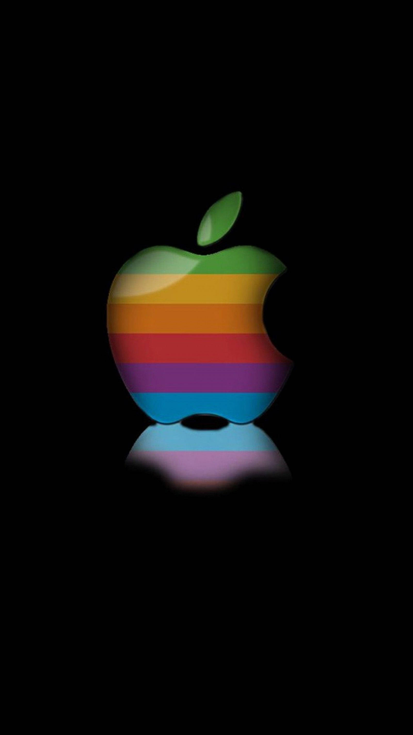 iPhone Apple Logo 彩虹倒影設計 壁紙 — 一個帶有綠色葉子和咬痕的光澤彩虹條紋蘋果標誌，在黑色背景上發出柔和反射的光芒。