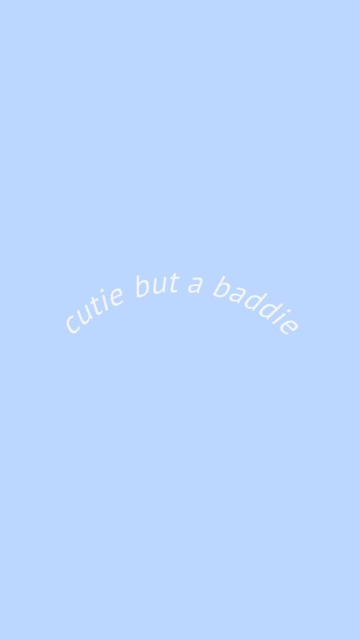 iPhone Baddie 可愛但惡女 壁紙 — 柔和粉藍色背景，帶有彎曲的白色文字，寫著 cutie but a baddie。