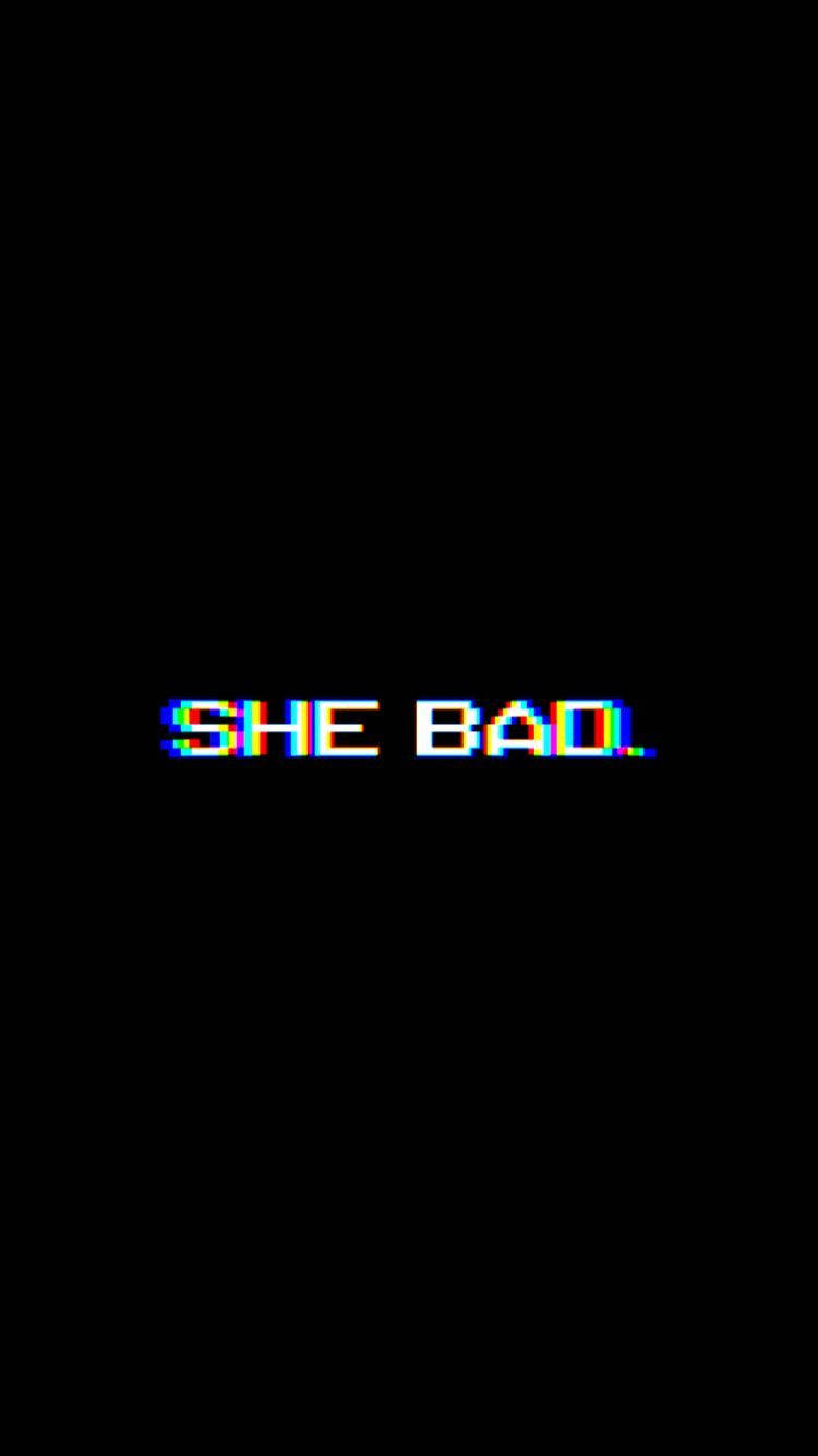 iPhone Baddie 她很壞 壁紙 — 故障風格的像素文字在純黑背景上顯示「SHE BAD」，並帶有色彩像差效果。