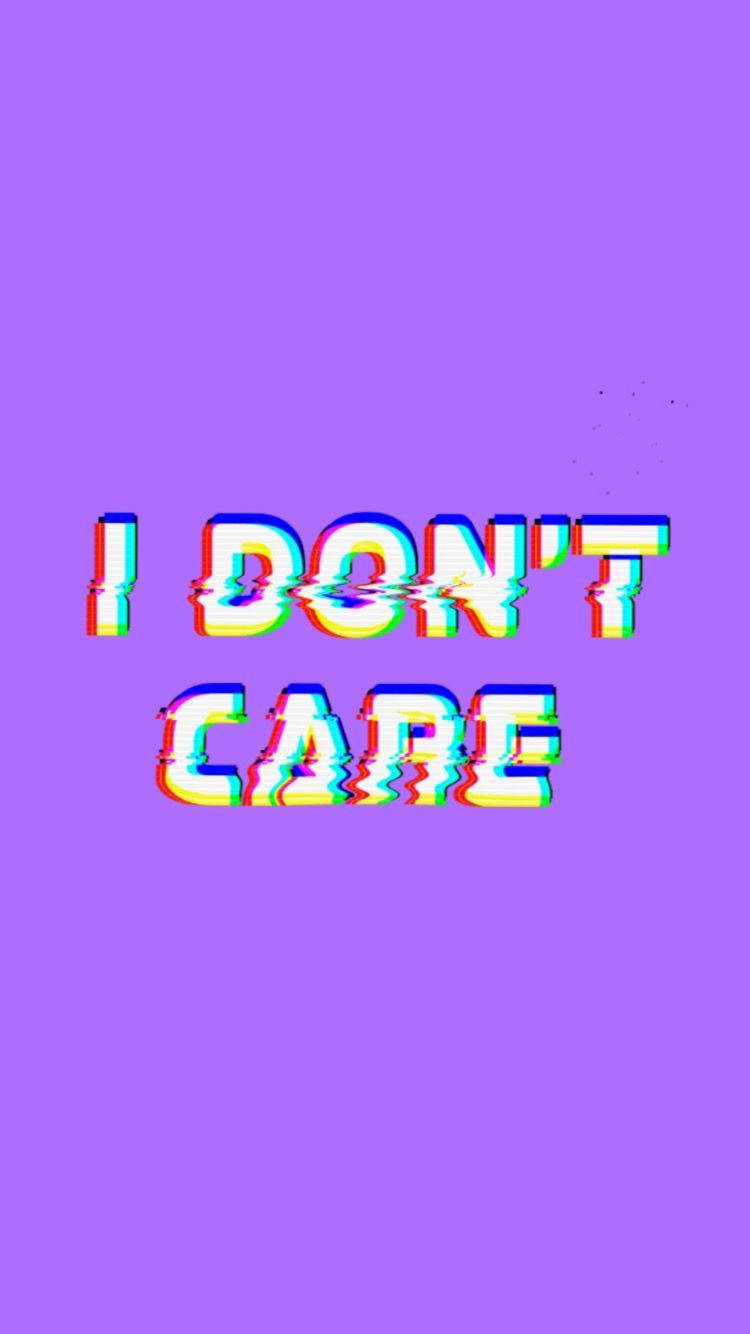 iPhone Baddie 我不在乎 壁紙 — 大膽的故障文字顯示「I DON'T CARE」，背景為純紫色，帶有彩虹色差效果。