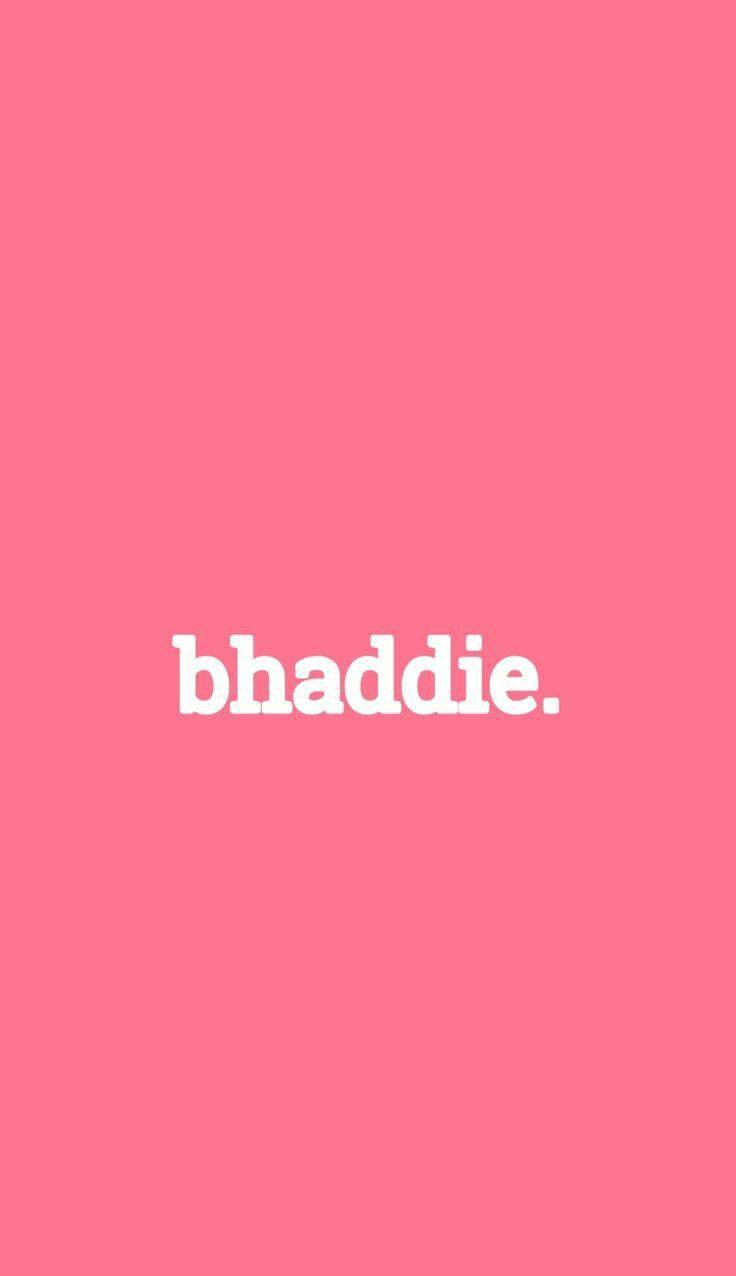 粉紅色背景上帶有白色文字寫著 bhaddie。 — 粉紅色 iPhone 壁紙