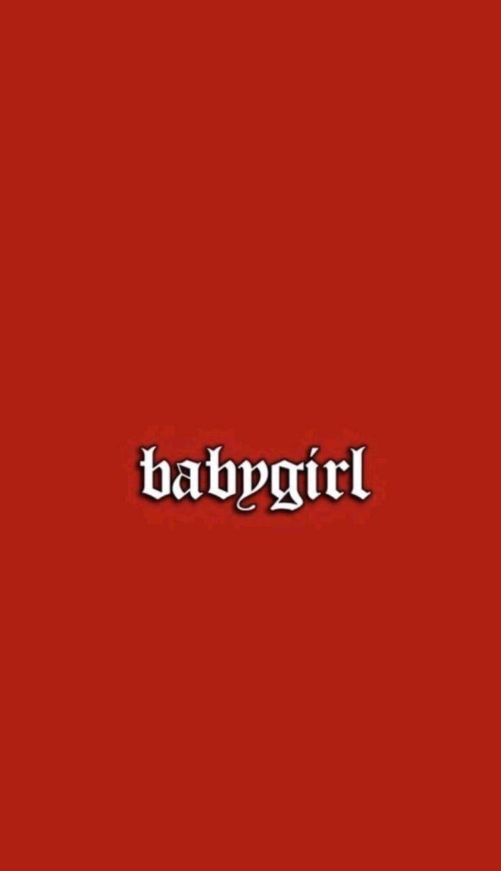 iPhone Baddie 紅色背景 Babygirl 字樣 壁紙 — 在純深紅色背景上居中顯示大膽的白色哥德式文字 babygirl。