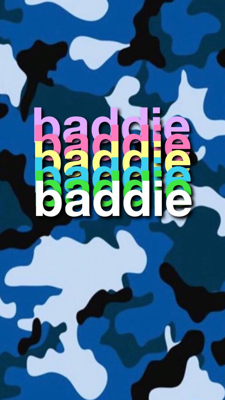 iPhone Baddie 藍色迷彩 壁紙 — 鮮豔的彩虹色文字拼出 baddie，疊加在醒目的藍、黑、白迷彩圖案上。
