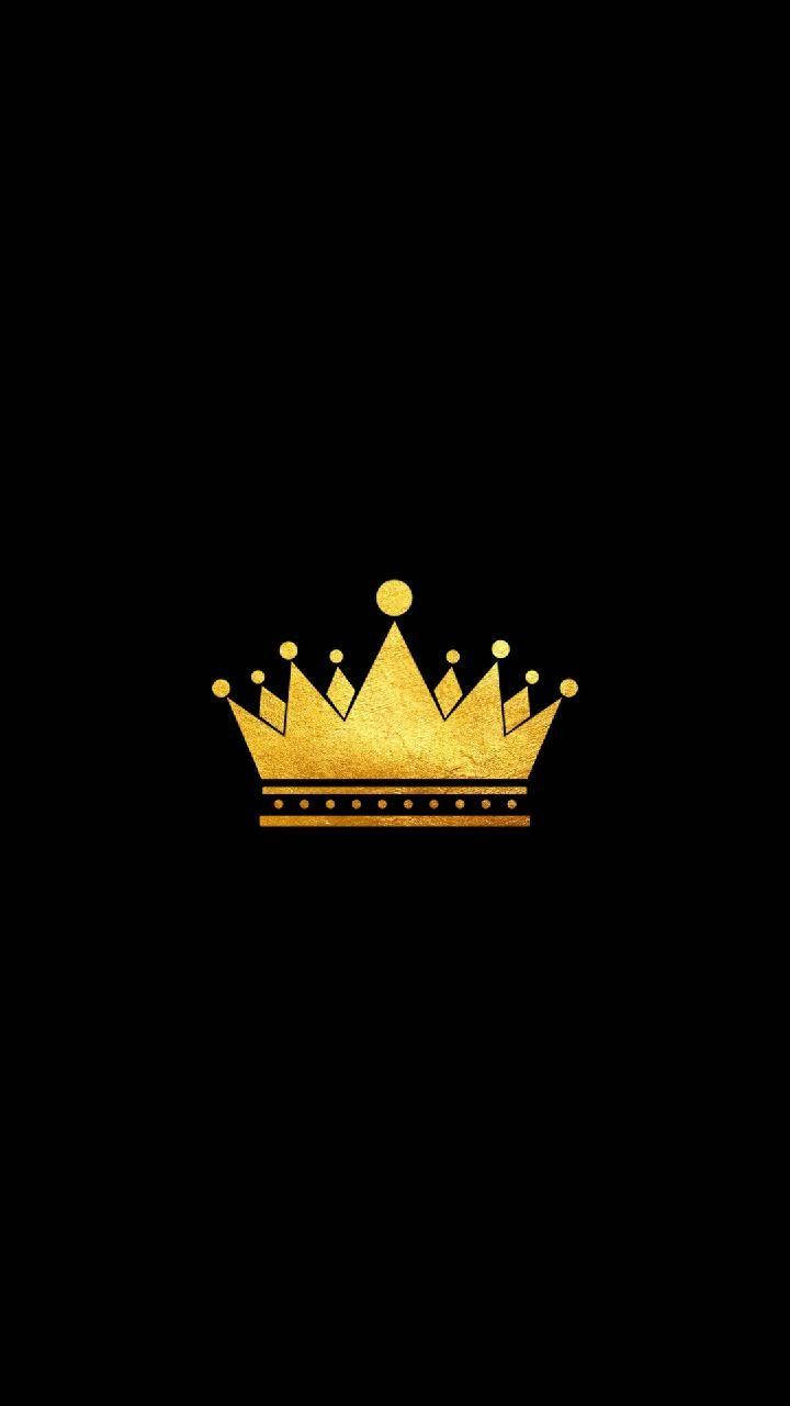 金冠王 iPhone 壁紙 — 一頂閃閃發光的金色皇冠，表面帶有紋理和小球體，居中放置在純黑色背景上。