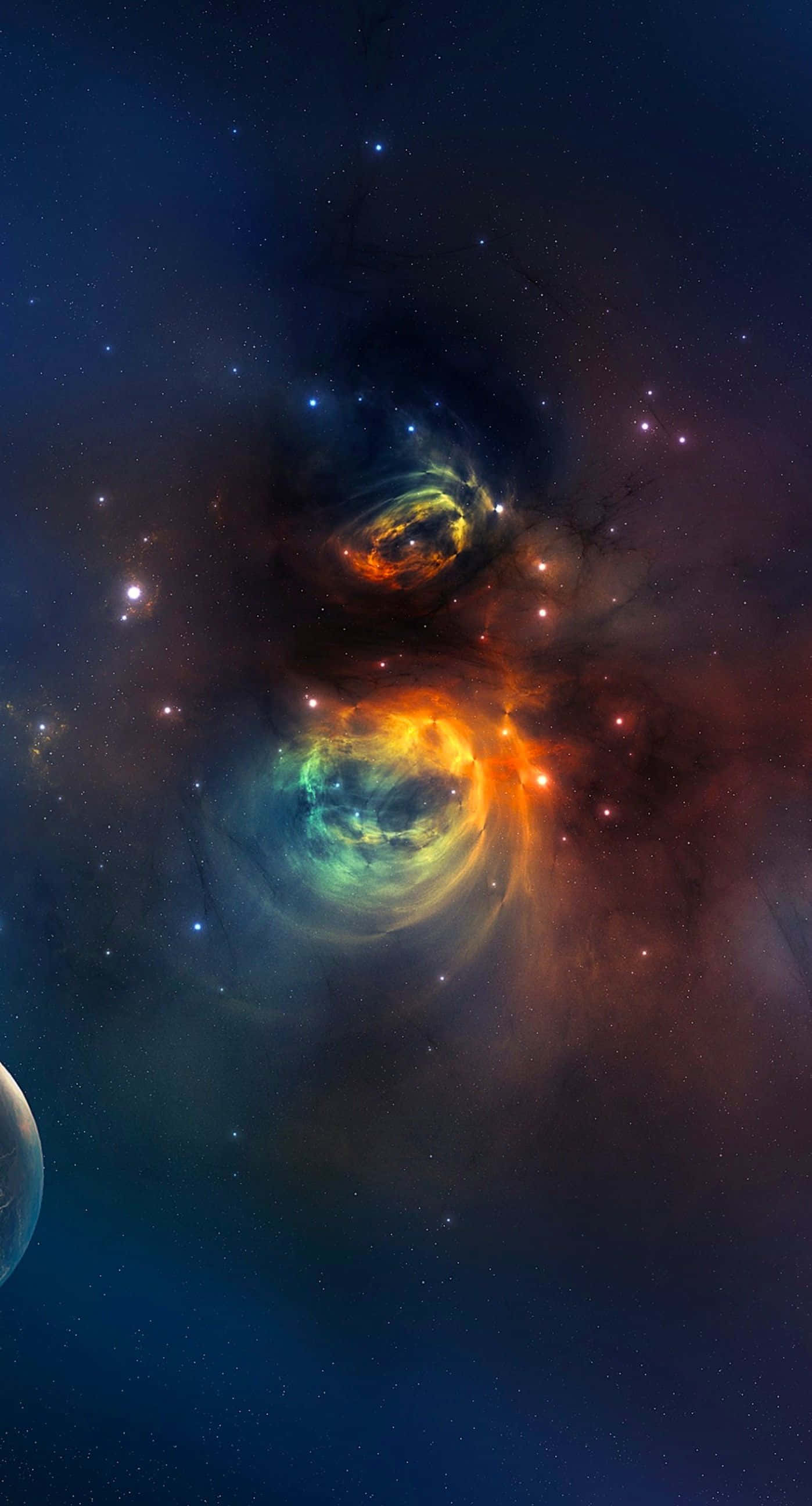 宇宙中的星光與光暈 iPhone 壁紙 — 充滿活力的宇宙星雲以火熱的橙色和冷藍色旋轉，背景是星場，邊緣可見一顆行星。