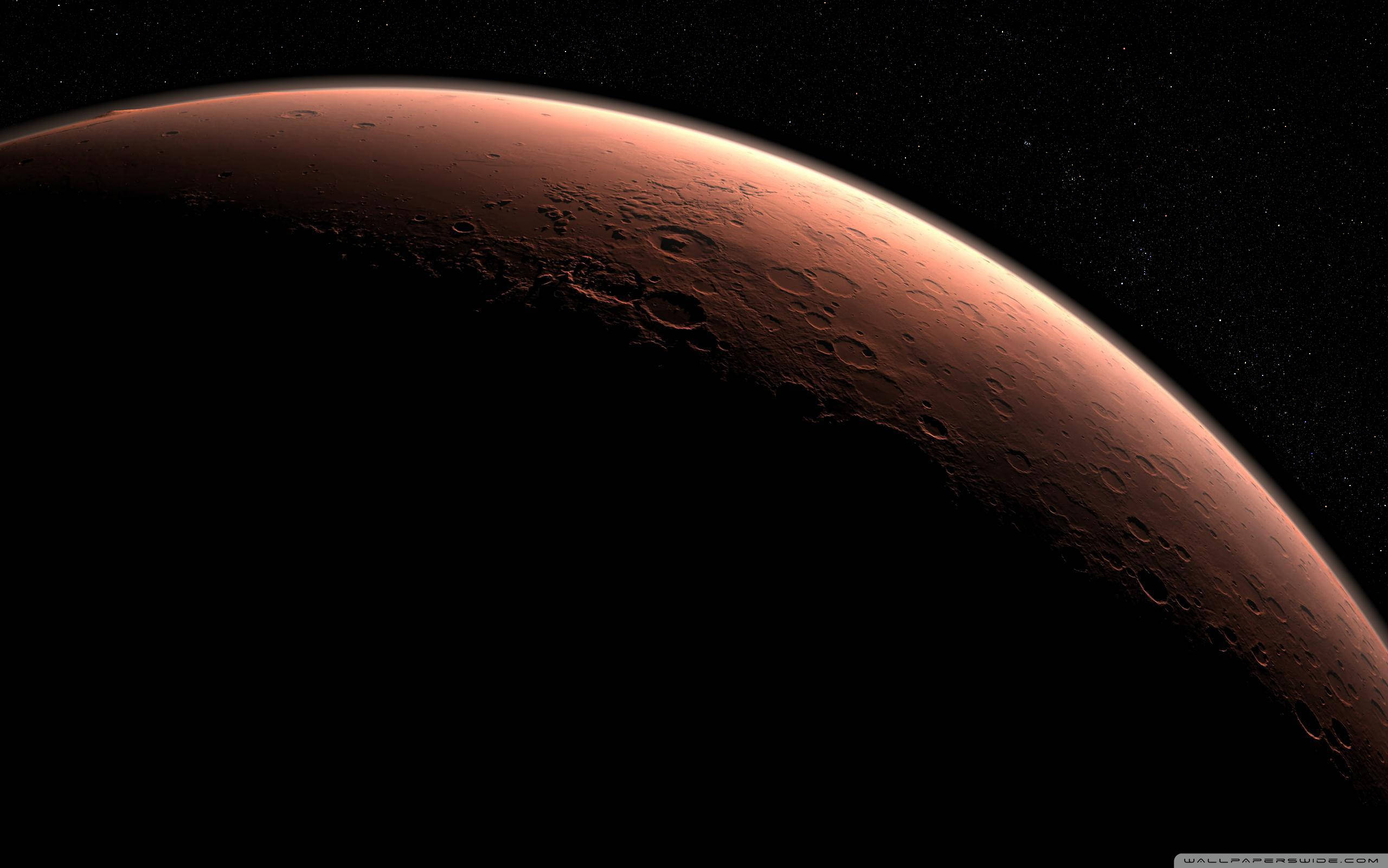 以火星為靈感的 iPhone，展現現代未來感 壁紙 — 火星鏽色表面在佈滿星星的黑色天空中彎曲的壯麗景色。
