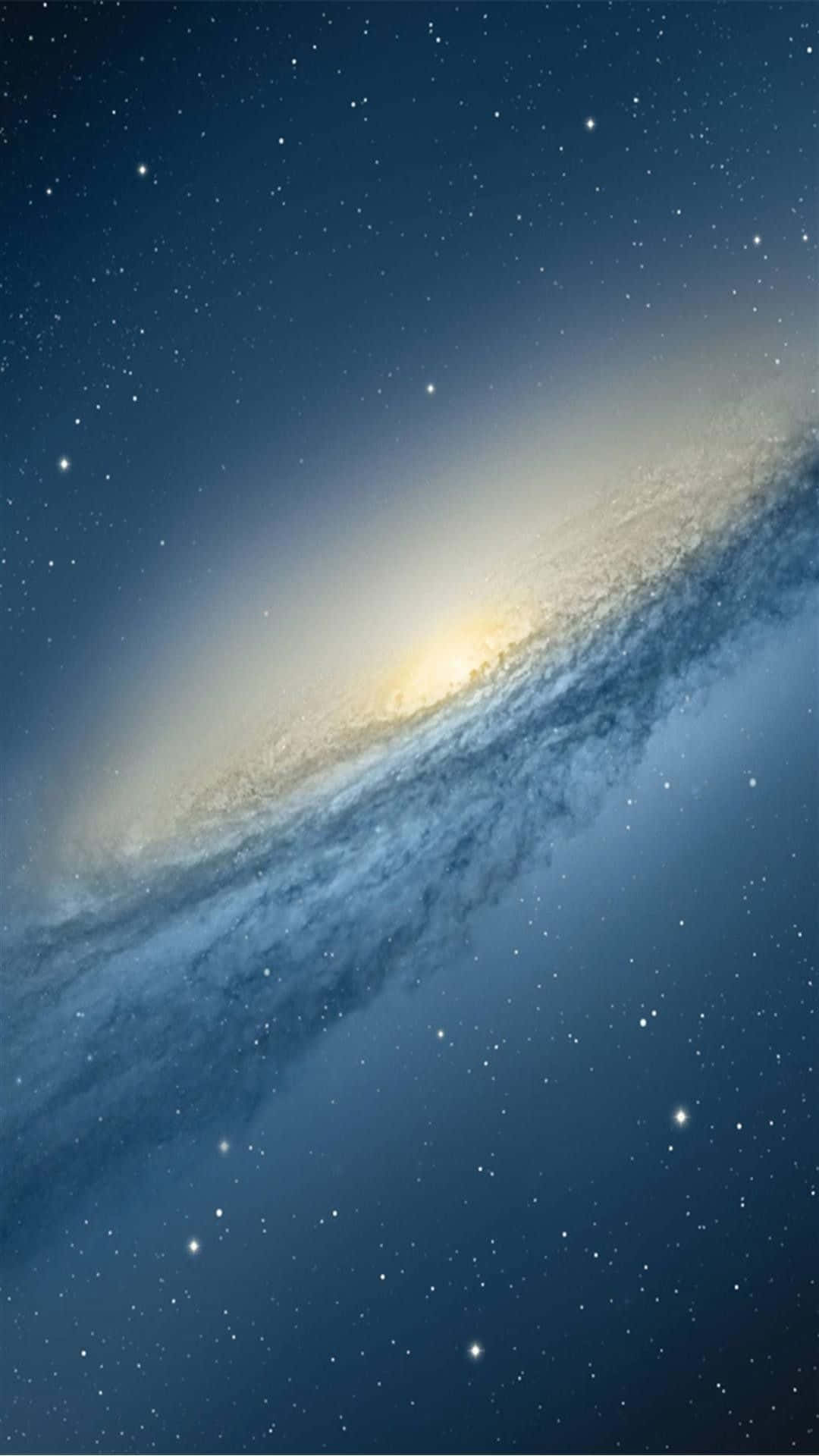 iPhone Classic 星空 壁紙 — 一個令人嘆為觀止的螺旋星系，在深藍色星空中閃耀著金色光芒。