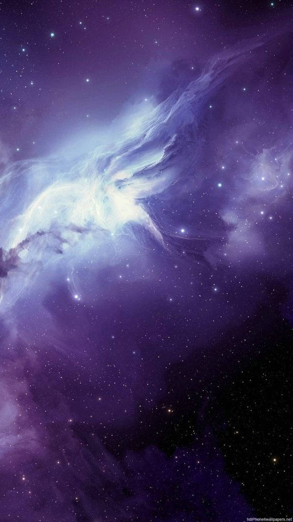 亮紫色星系 iPhone 壁紙 — 一個令人嘆為觀止的宇宙星雲景觀，在繁星點綴的夜空中散發著充滿活力的紫色和藍色色調。