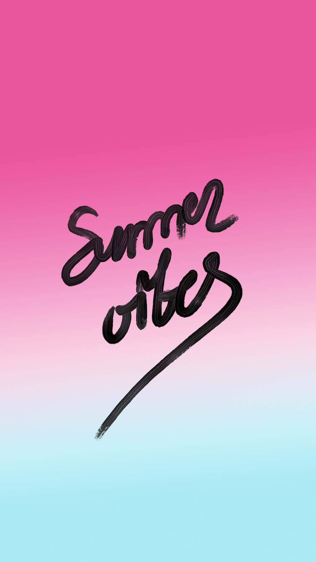 粉藍漸層夏日氛圍 iPhone 壁紙 — 大膽的黑色筆觸文字「Summer Vibes」漂浮在柔和粉紅到藍色漸變的天空中。