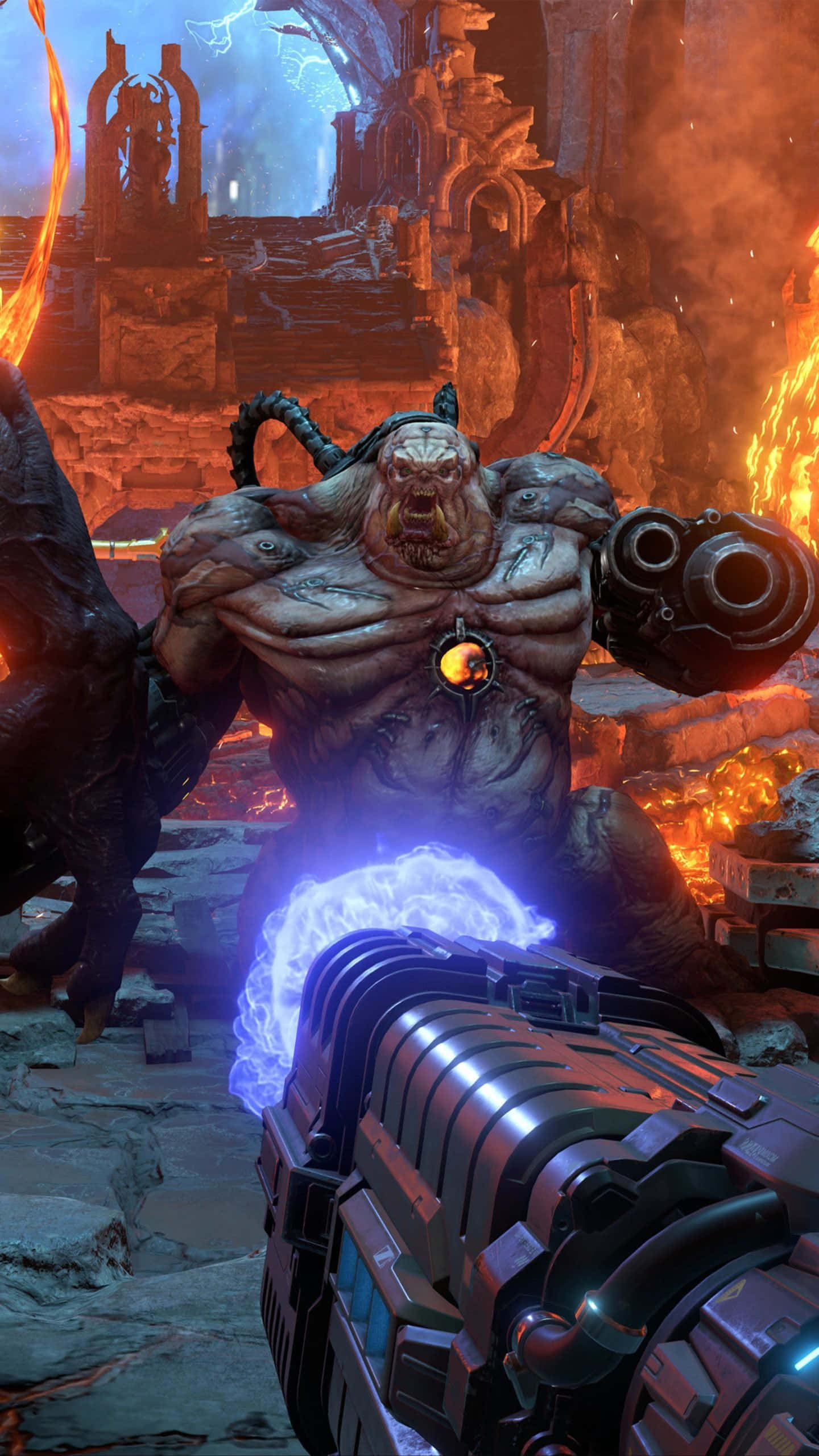 在 iPhone 上體驗《Doom Eternal》 壁紙 — 一個擁有發光眼睛和機械手臂的怪物般龐大惡魔在烈火廢墟中咆哮，而一把未來武器在前景發出藍光。