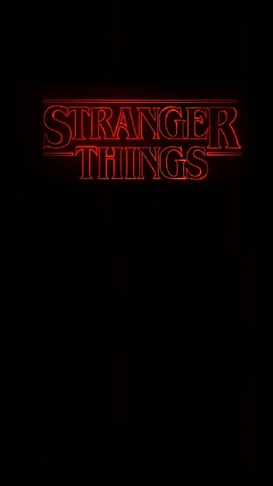 《怪奇物語》復古字體 iPhone 壁紙 — 喺漆黑嘅背景上，一個發光嘅紅色霓虹燈牌寫住「Stranger Things」。