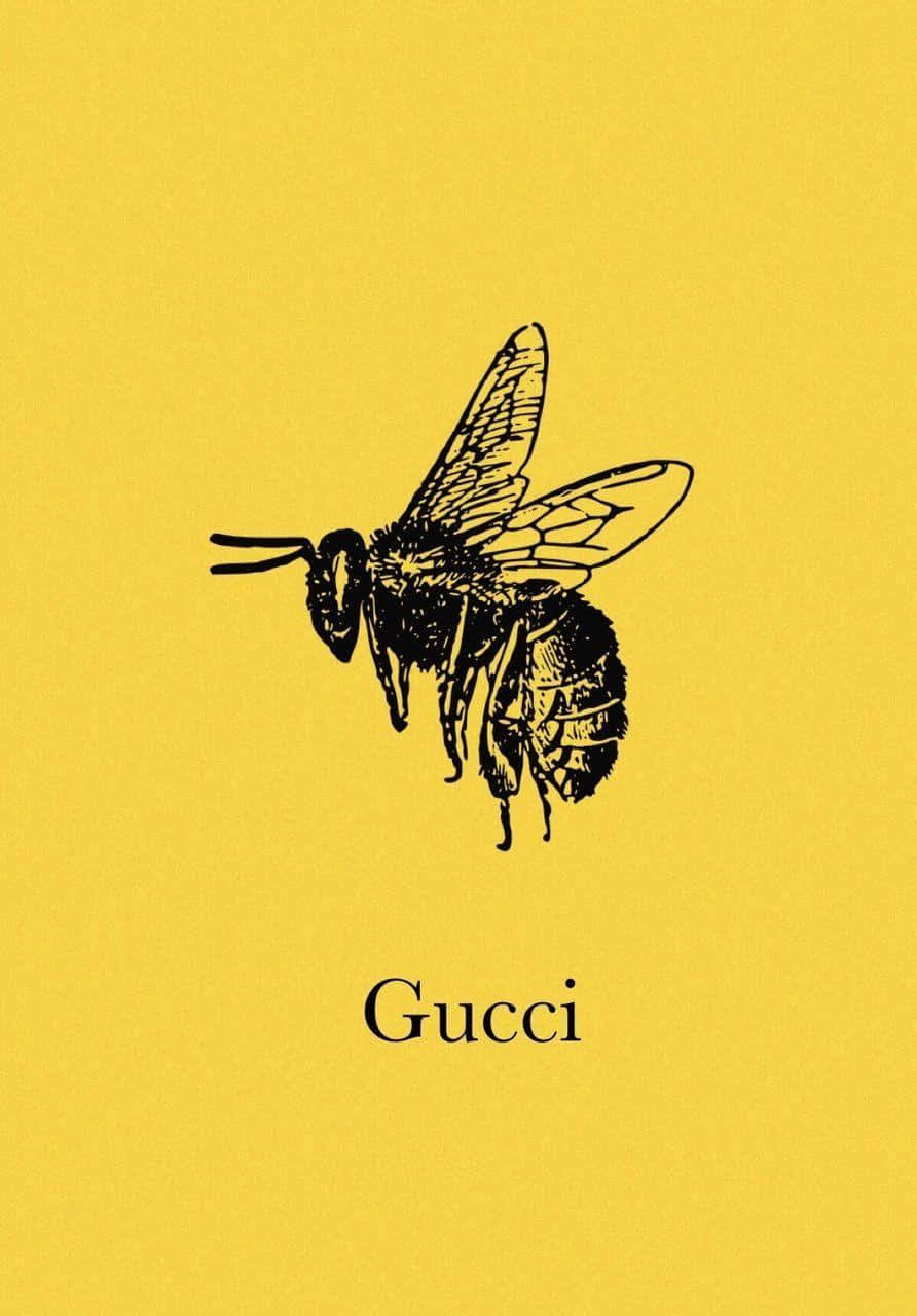 蜜蜂 iPhone Gucci 繪圖 壁紙 — 一幅詳細的黑色墨水插圖，蜜蜂居中於純黃色背景上，下方有 Gucci 字樣。