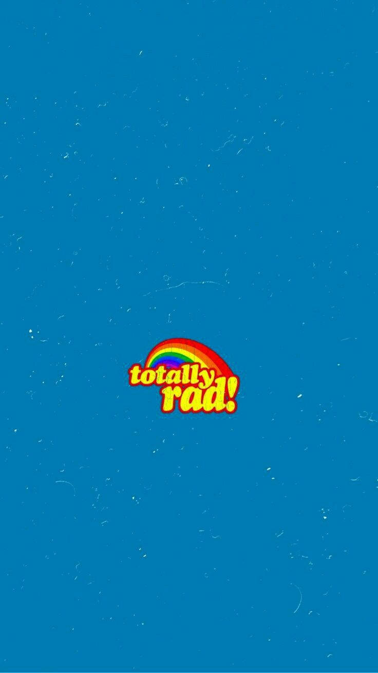 超酷復古美學 iPhone 壁紙 — 一個復古彩虹標誌，中央帶有「totally rad!」文字，置於有紋理的藍色背景上。