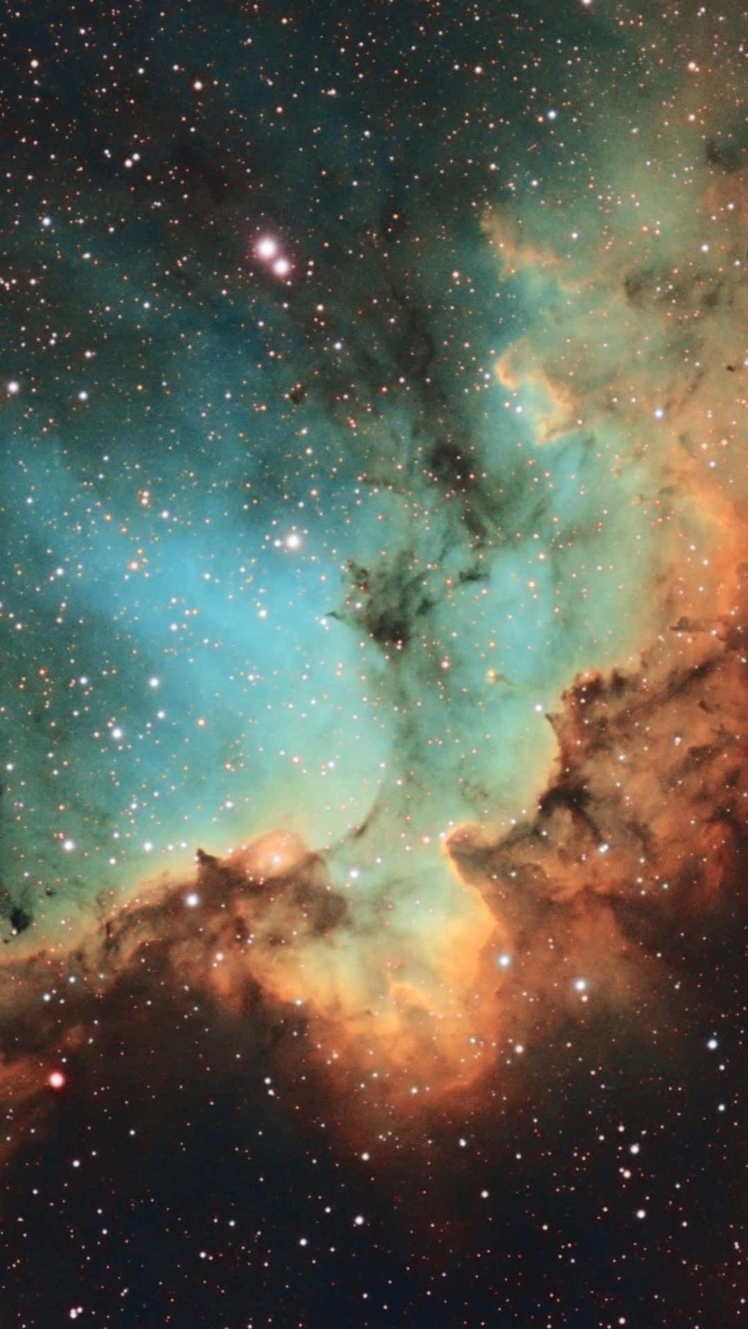 宇宙 iPhone 壁紙：閃爍星雲 壁紙 — 充滿活力的宇宙雲層在星空背景下以青綠色和橙色旋轉，呈現出令人驚嘆的深空景觀。